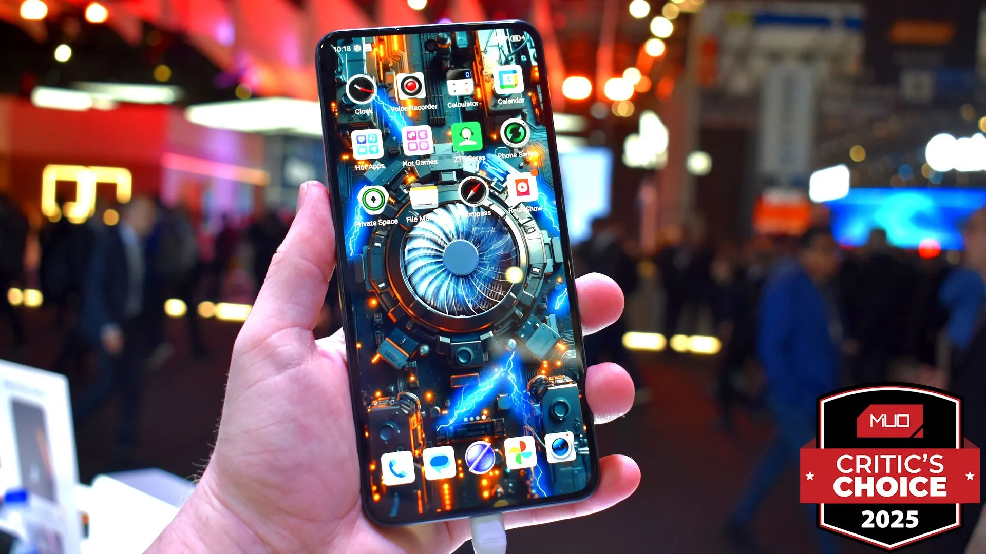 Mặt trước điện thoại Nubia Neo 3 GT 5G tại MWC 2025, với giải thưởng