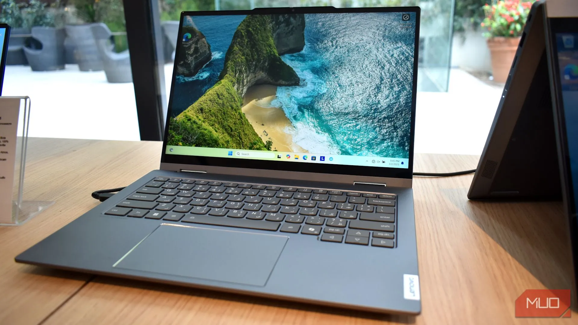 Mặt trước laptop Lenovo Yoga Solar PC concept màu xám bạc tại MWC 2025