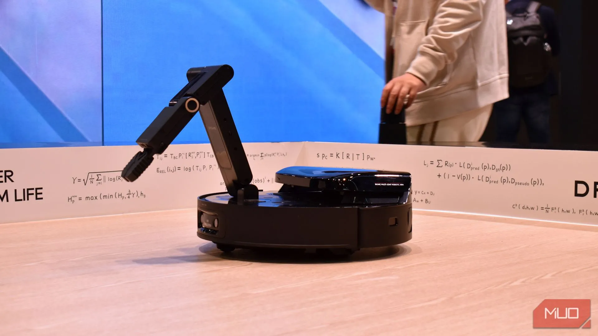 Mẫu thử nghiệm robot hút bụi Dreame với cánh tay gắp tại CES 2025