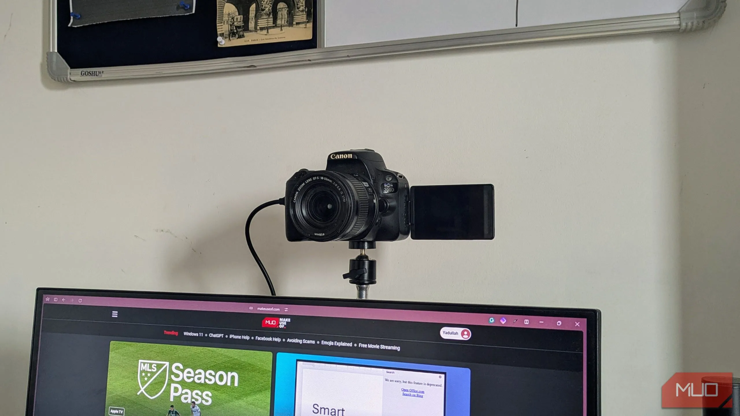 Máy ảnh DSLR Canon được sử dụng như webcam kết nối với màn hình.