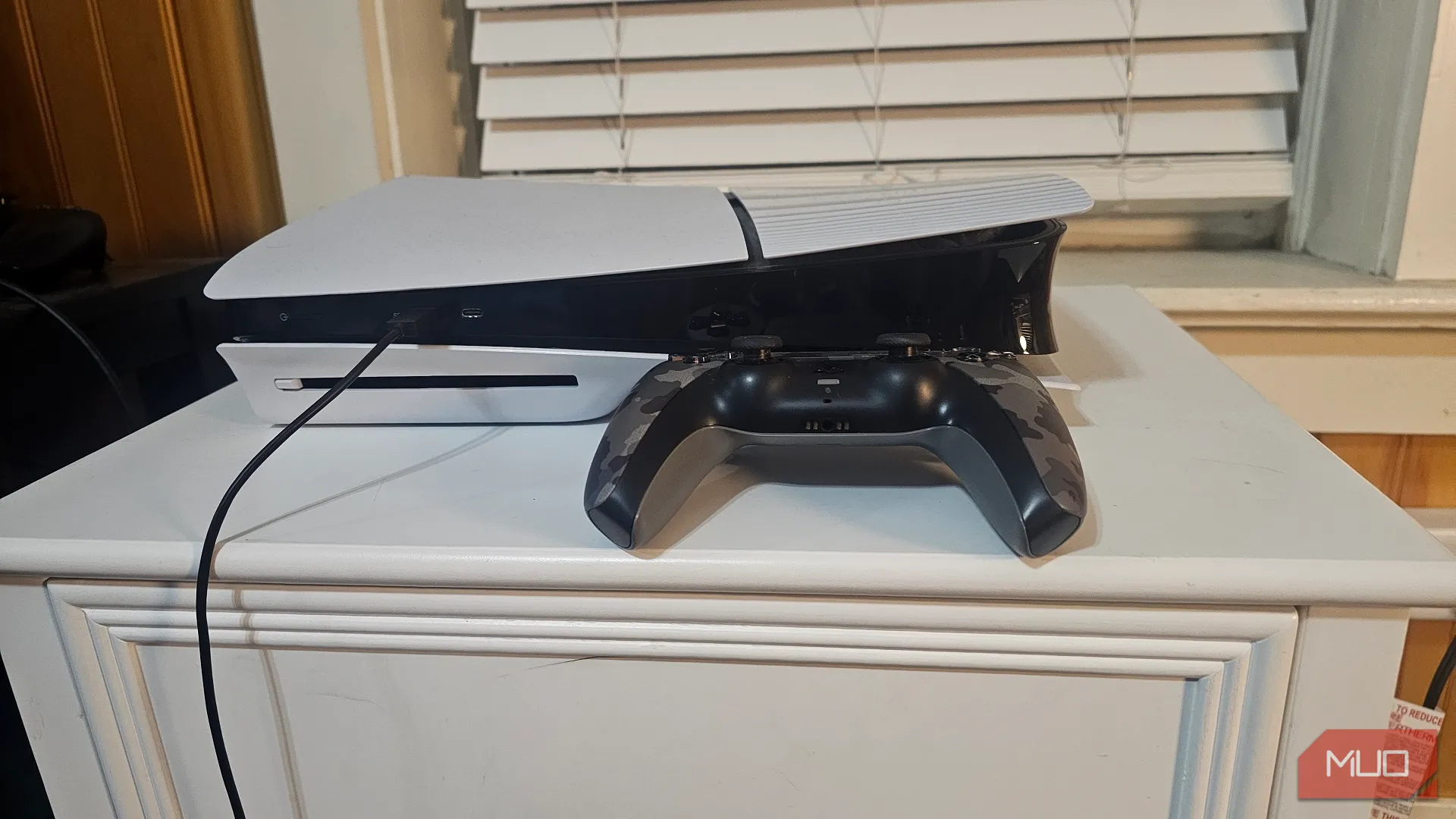 Máy chơi game PlayStation 5 và tay cầm DualSense màu rằn ri, sẵn sàng để xem phim trực tuyến