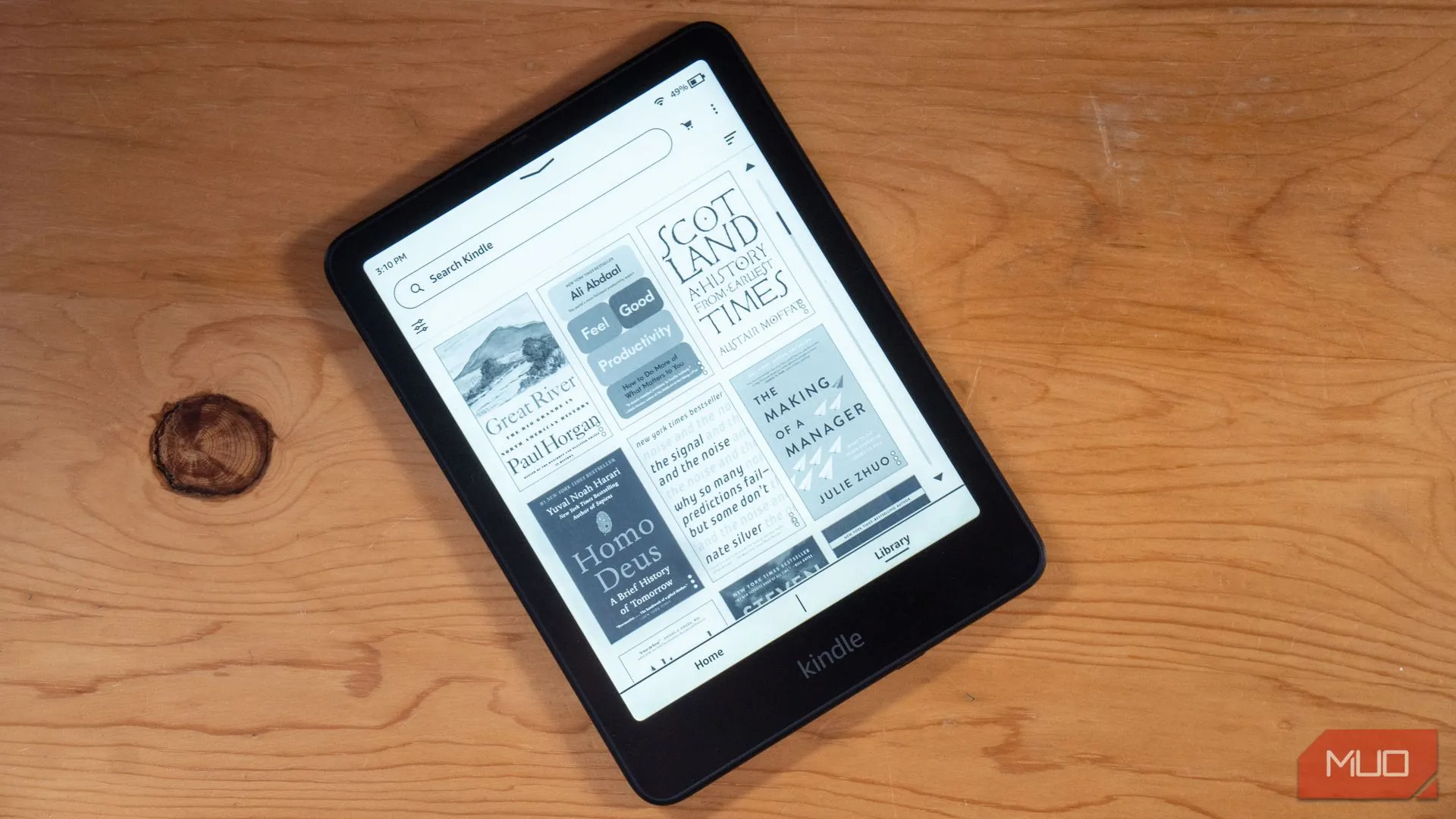 Máy đọc sách Amazon Kindle Paperwhite Signature Edition đặt trên bàn