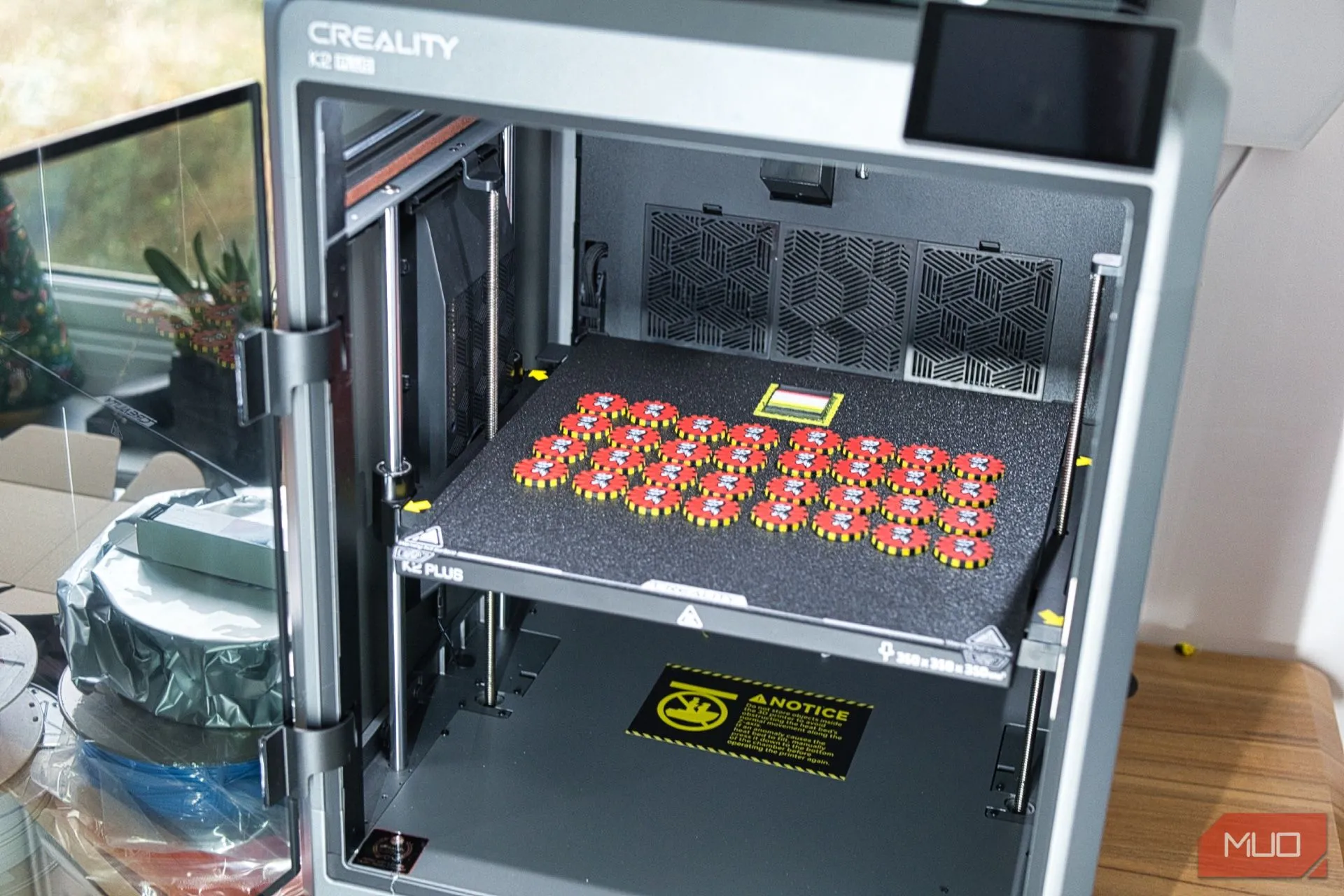 Máy in 3D Creality K2 Plus và các mẫu vật in đa màu sắc hoàn chỉnh