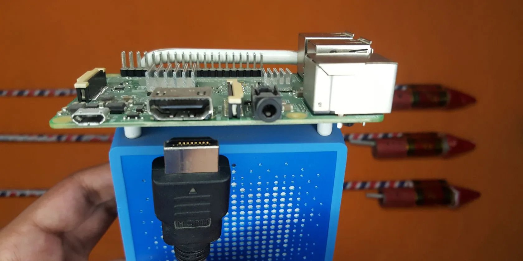Máy tính Raspberry Pi 3 kèm cáp HDMI và loa.