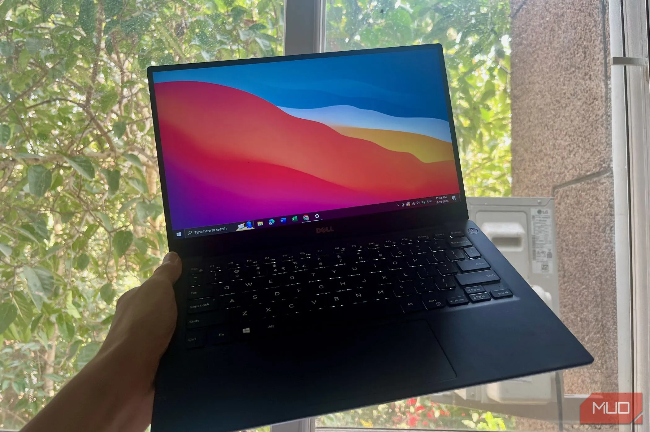Máy tính xách tay Dell XPS 13 đang chạy hệ điều hành Windows 10 ổn định
