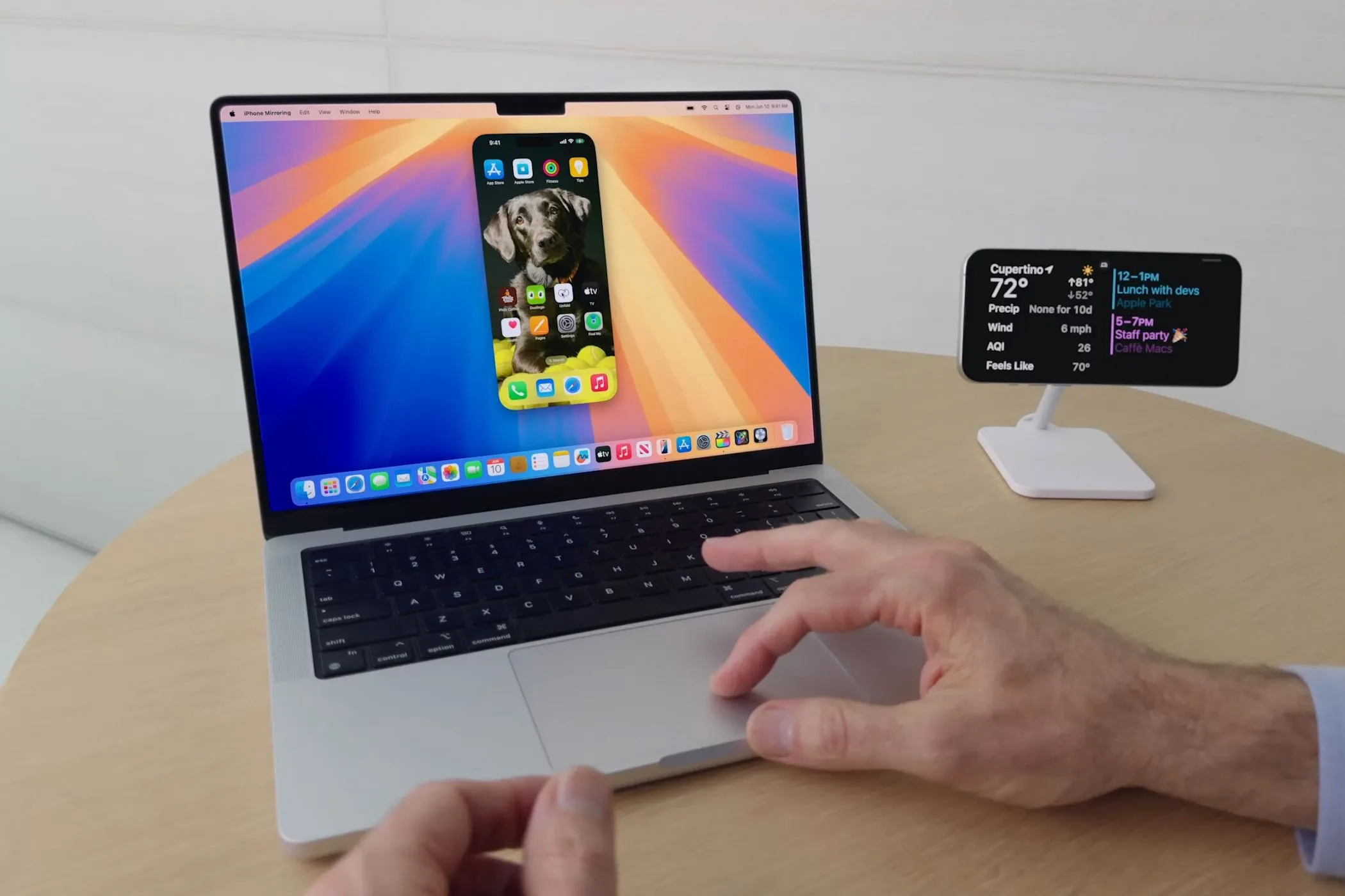 Minh họa tính năng iPhone Mirroring trên màn hình MacBook chạy macOS Sequoia, cho thấy cách màn hình iPhone được phản chiếu.
