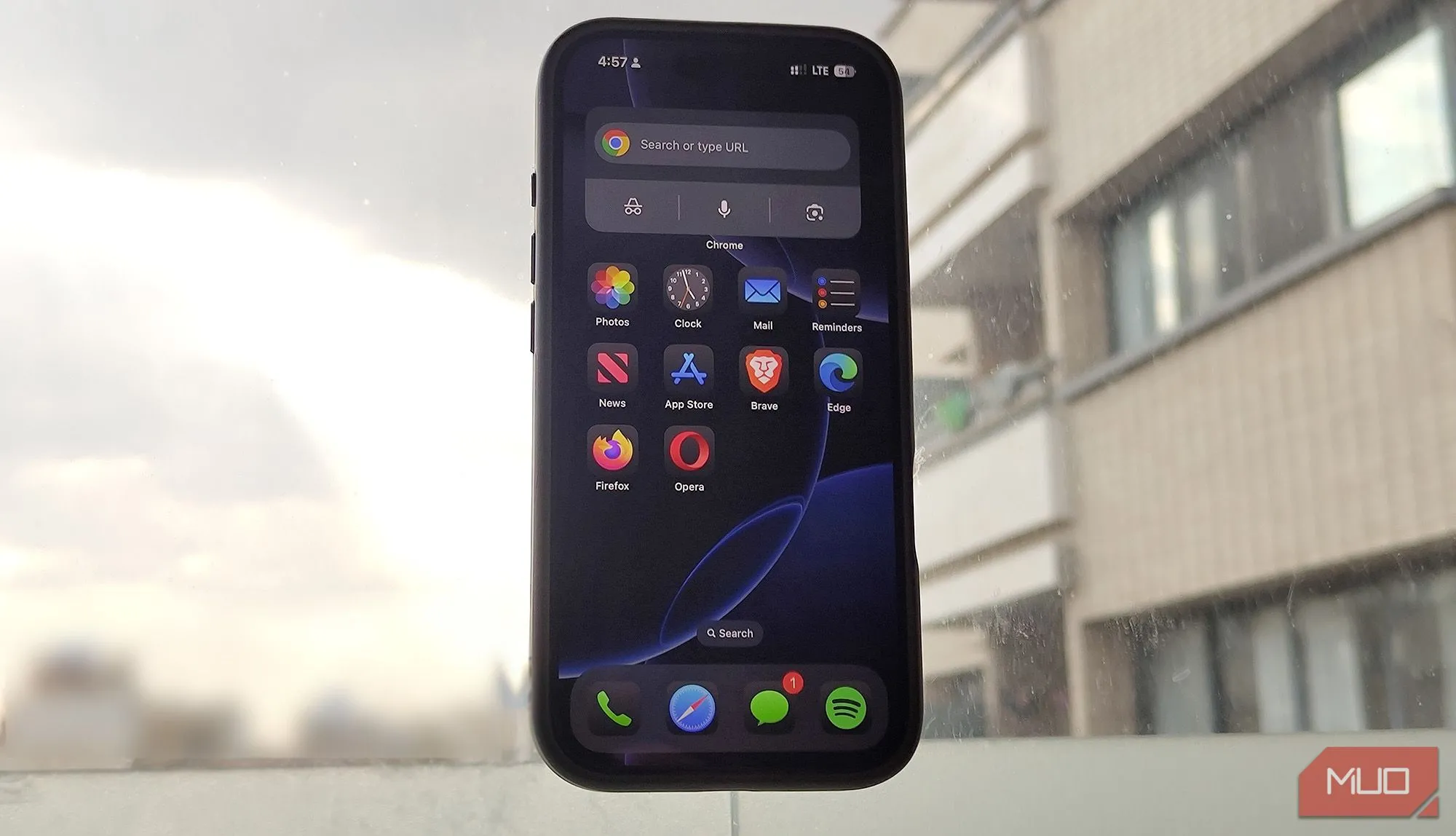 Mô tả ảnh: iPhone được gắn cố định trên cửa sổ bằng giá đỡ hút chân không, minh họa cách tối ưu vị trí điện thoại để cải thiện tín hiệu di động trong nhà.