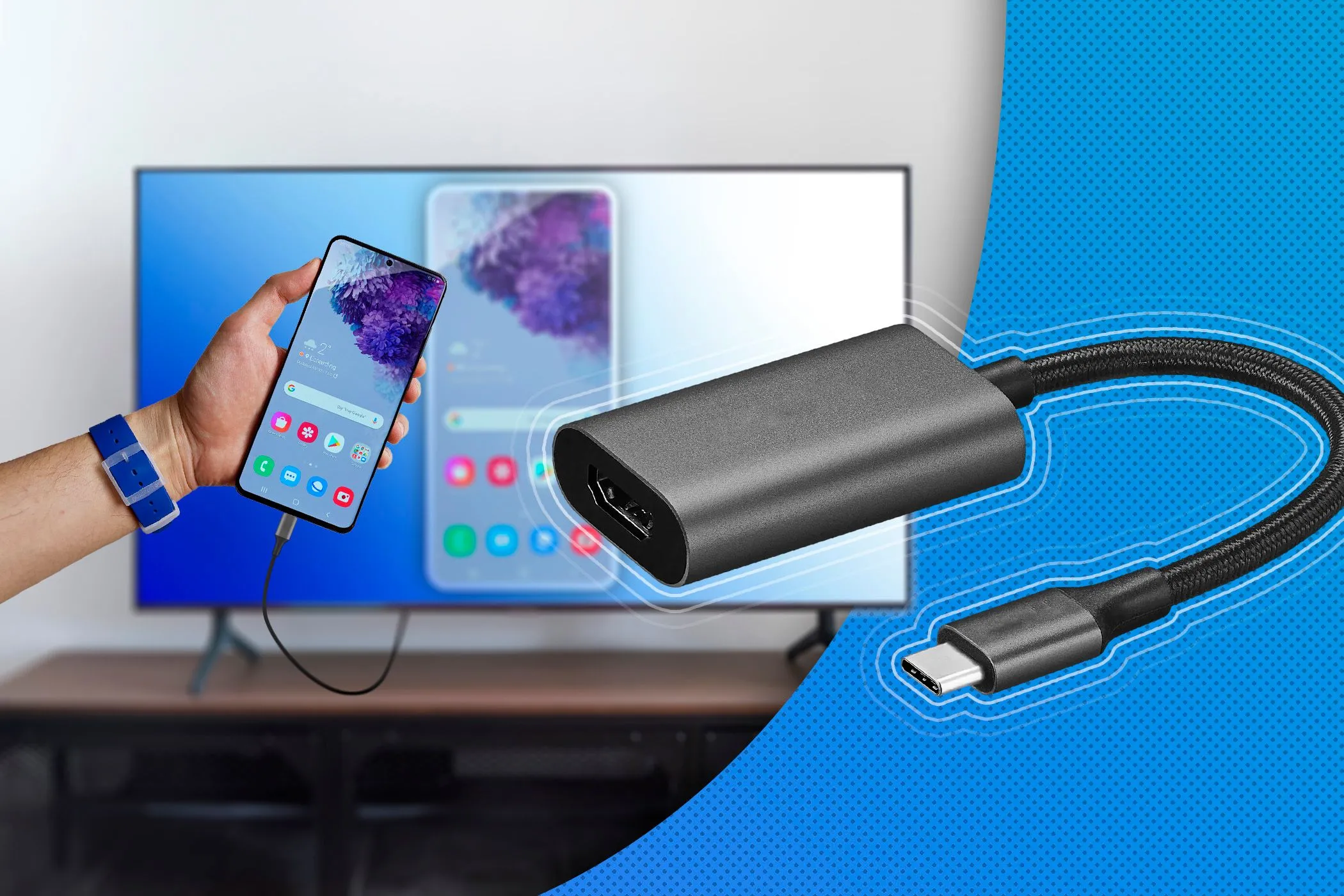 Một bàn tay đang giữ điện thoại thông minh kết nối với TV bằng bộ chuyển đổi USB-C sang HDMI.