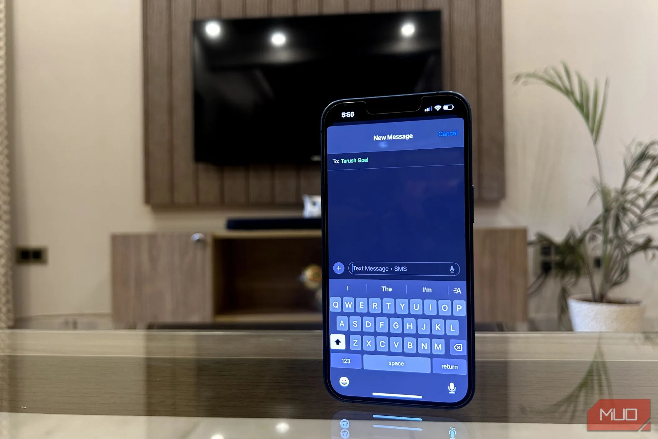 Một chiếc iPhone đang hiển thị ứng dụng Tin nhắn mở