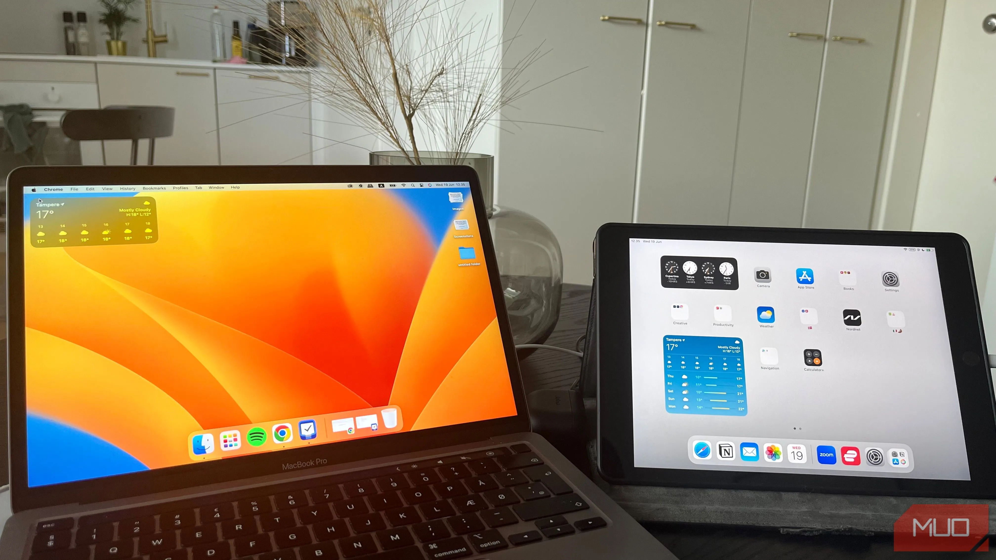 Một chiếc MacBook và iPad đặt cạnh nhau trên bàn làm việc, tạo thành thiết lập màn hình kép