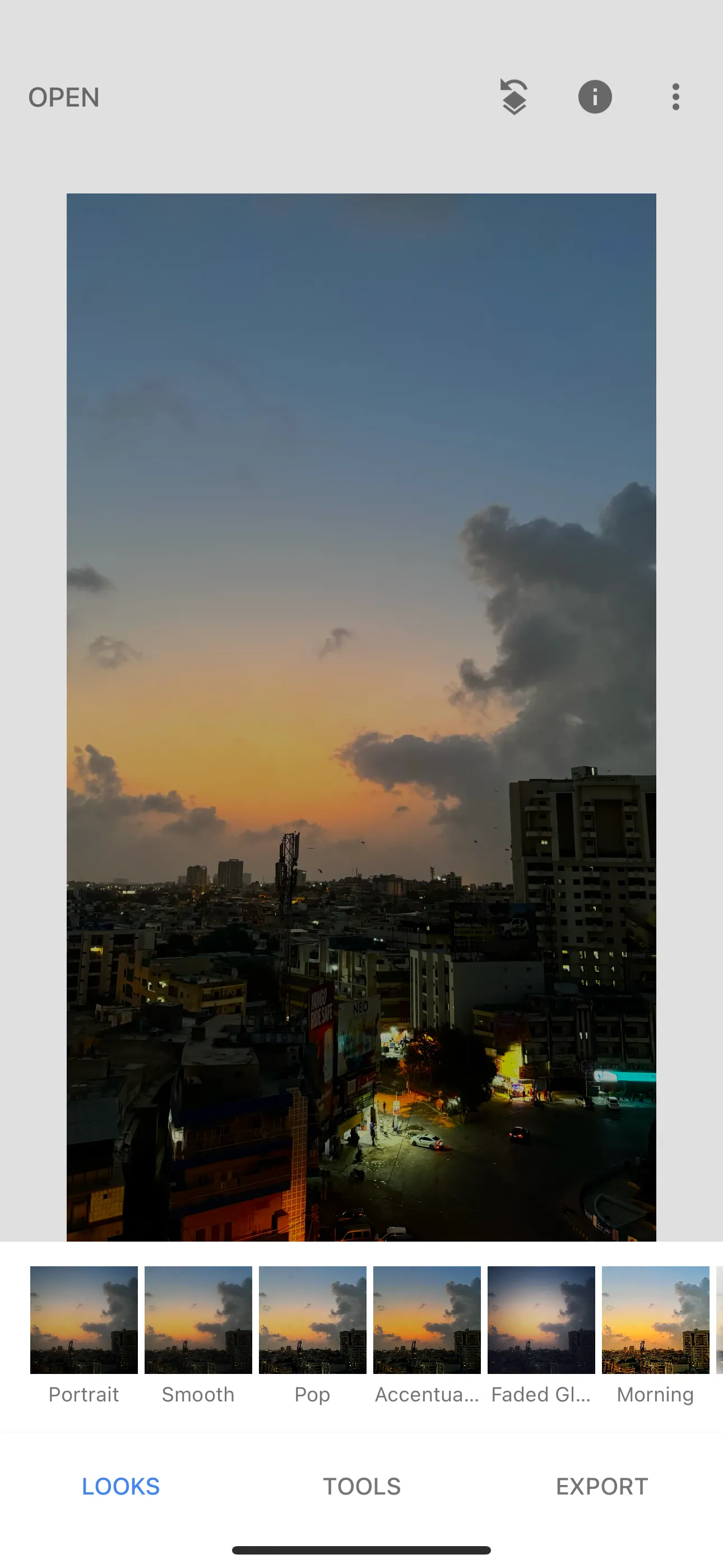 Một hình ảnh đang được chỉnh sửa trong giao diện chuyên nghiệp của ứng dụng Google Snapseed