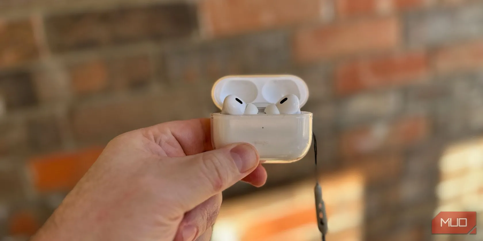 Một người cầm hộp sạc AirPods Pro 2
