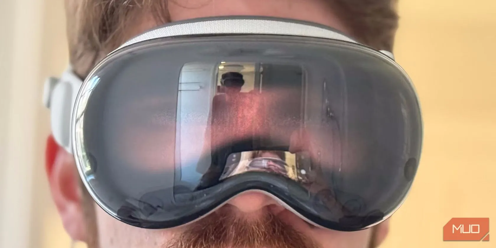Một người đàn ông đang đeo kính thực tế hỗn hợp Apple Vision Pro, tập trung nhìn vào màn hình ảo.