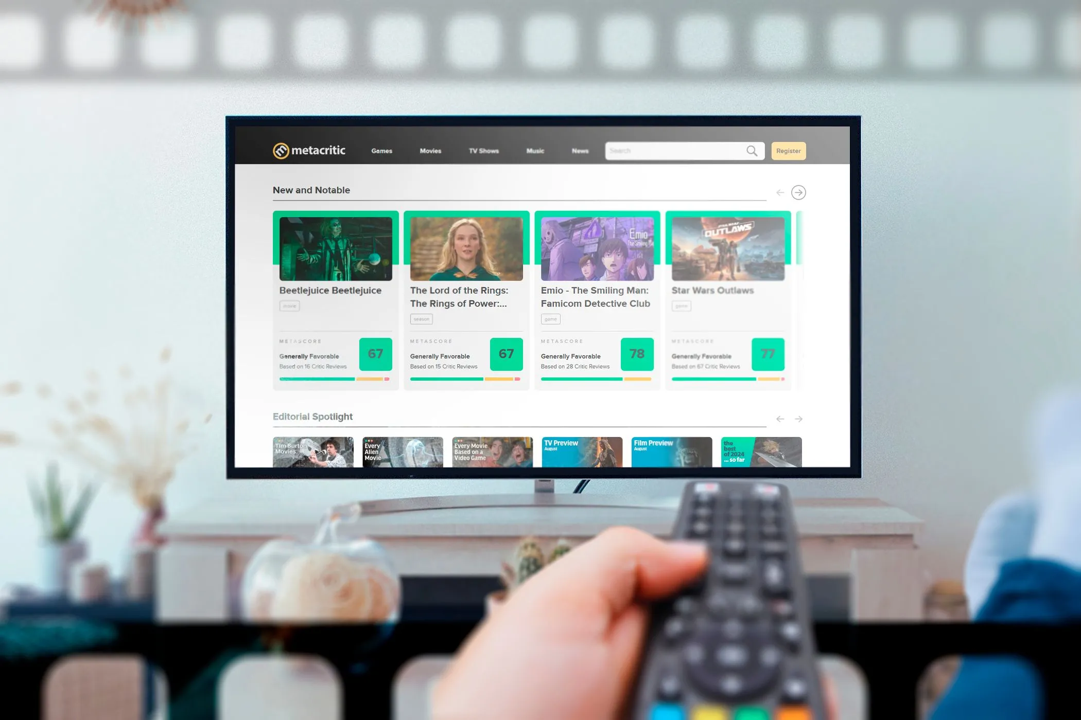 Một người đang cầm điều khiển TV để tìm kiếm phim trên Netflix