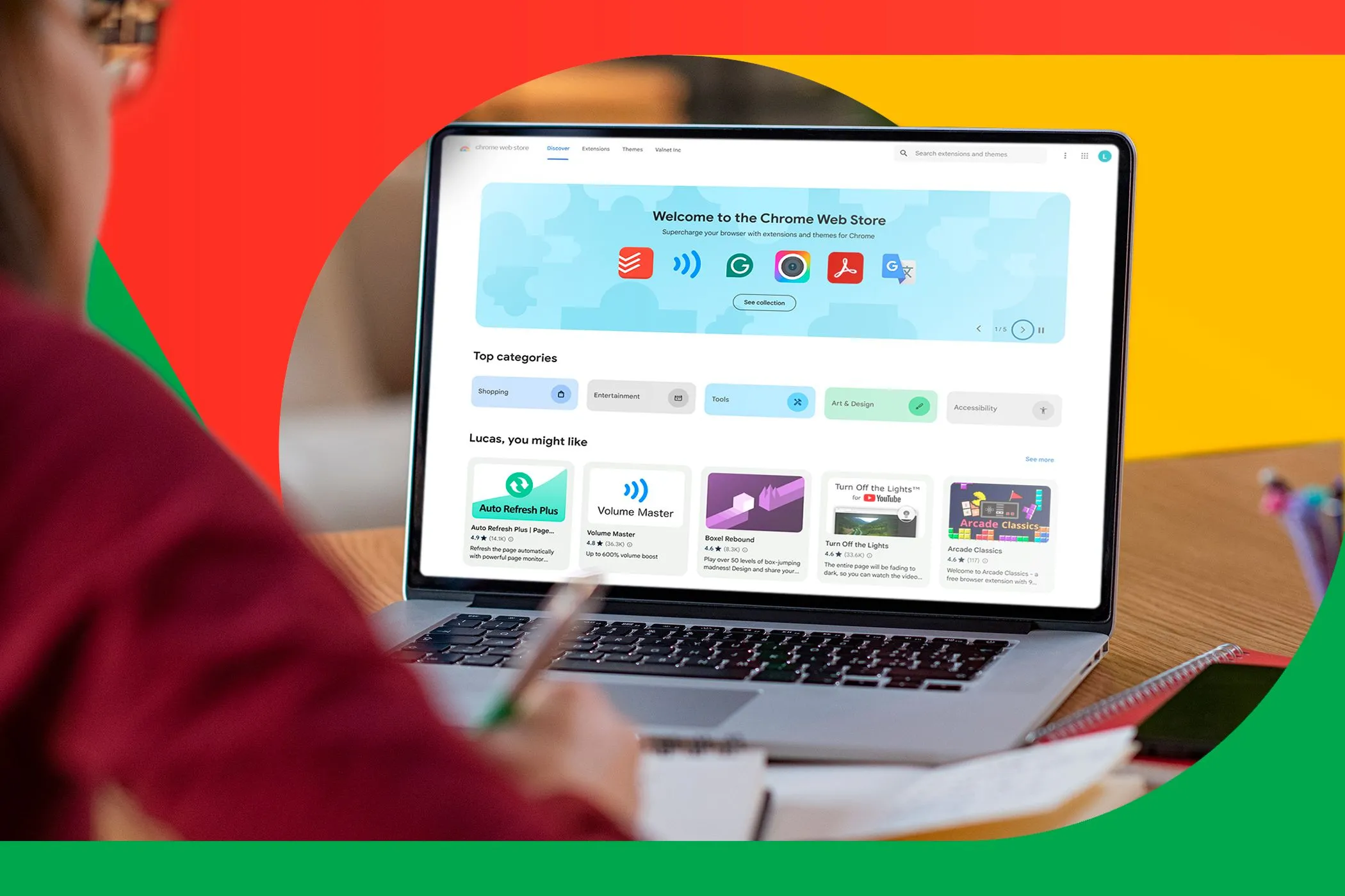 Một người đang học tập bằng máy tính xách tay với Chrome Web Store đang mở