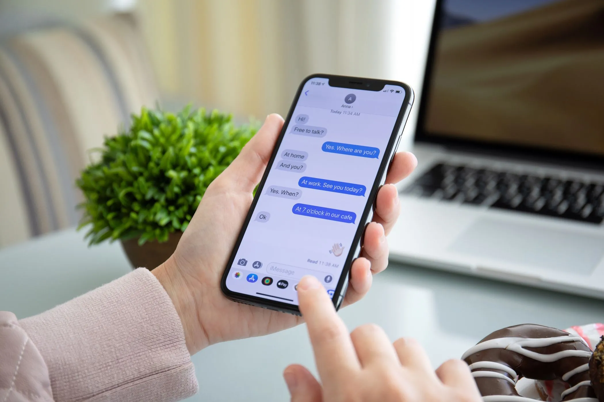 Một người phụ nữ đang sử dụng iMessage trên iPhone của cô ấy