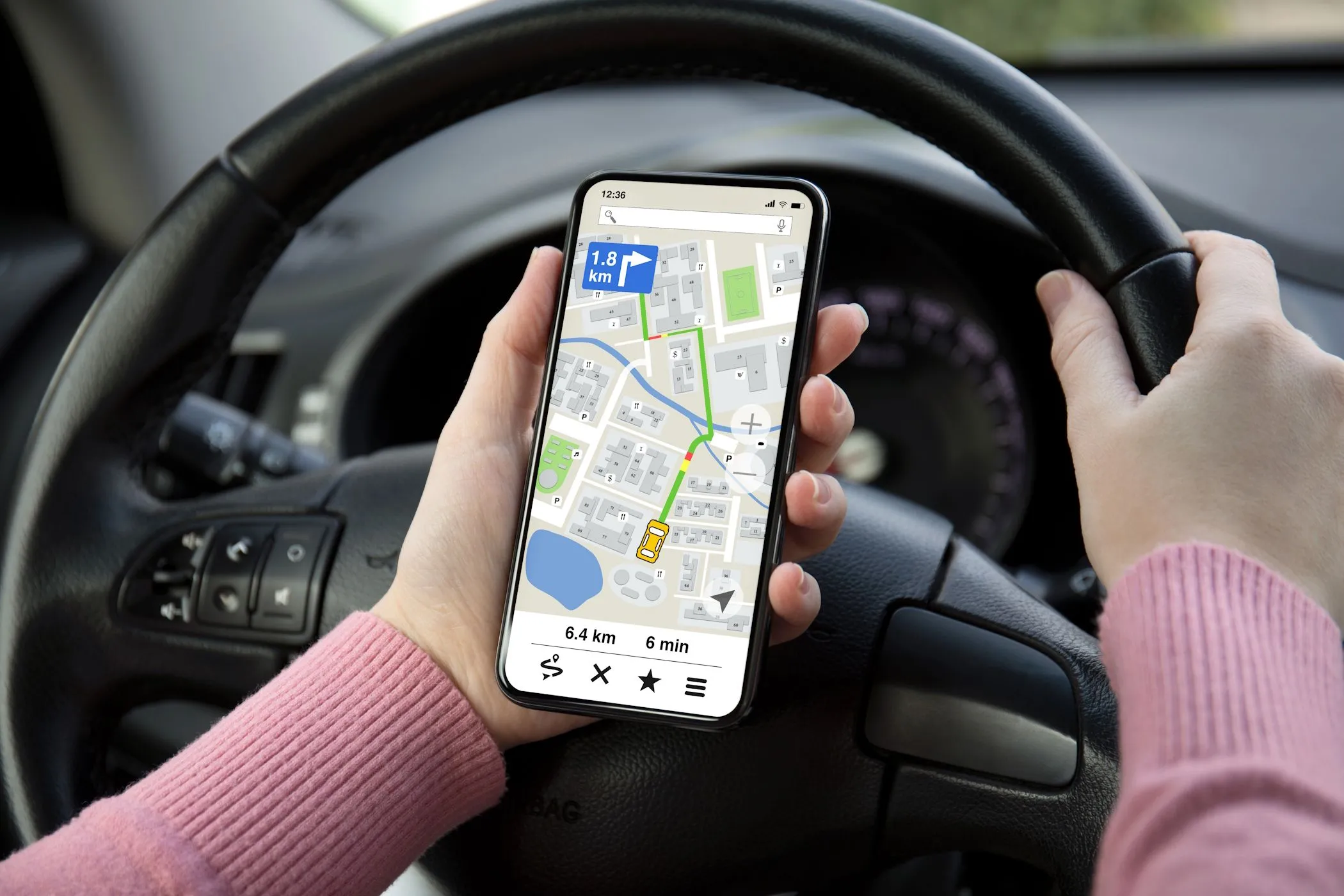 Một phụ nữ đang sử dụng ứng dụng bản đồ trên điện thoại Android khi lái xe, minh họa tính năng theo dõi GPS trên thiết bị cũ.