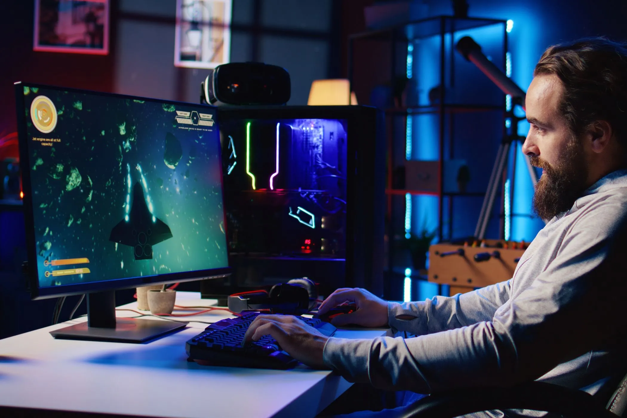 Người đàn ông đang chơi game trên máy tính để bàn, nhấn mạnh tầm quan trọng của kết nối mạng ổn định khi chơi game online