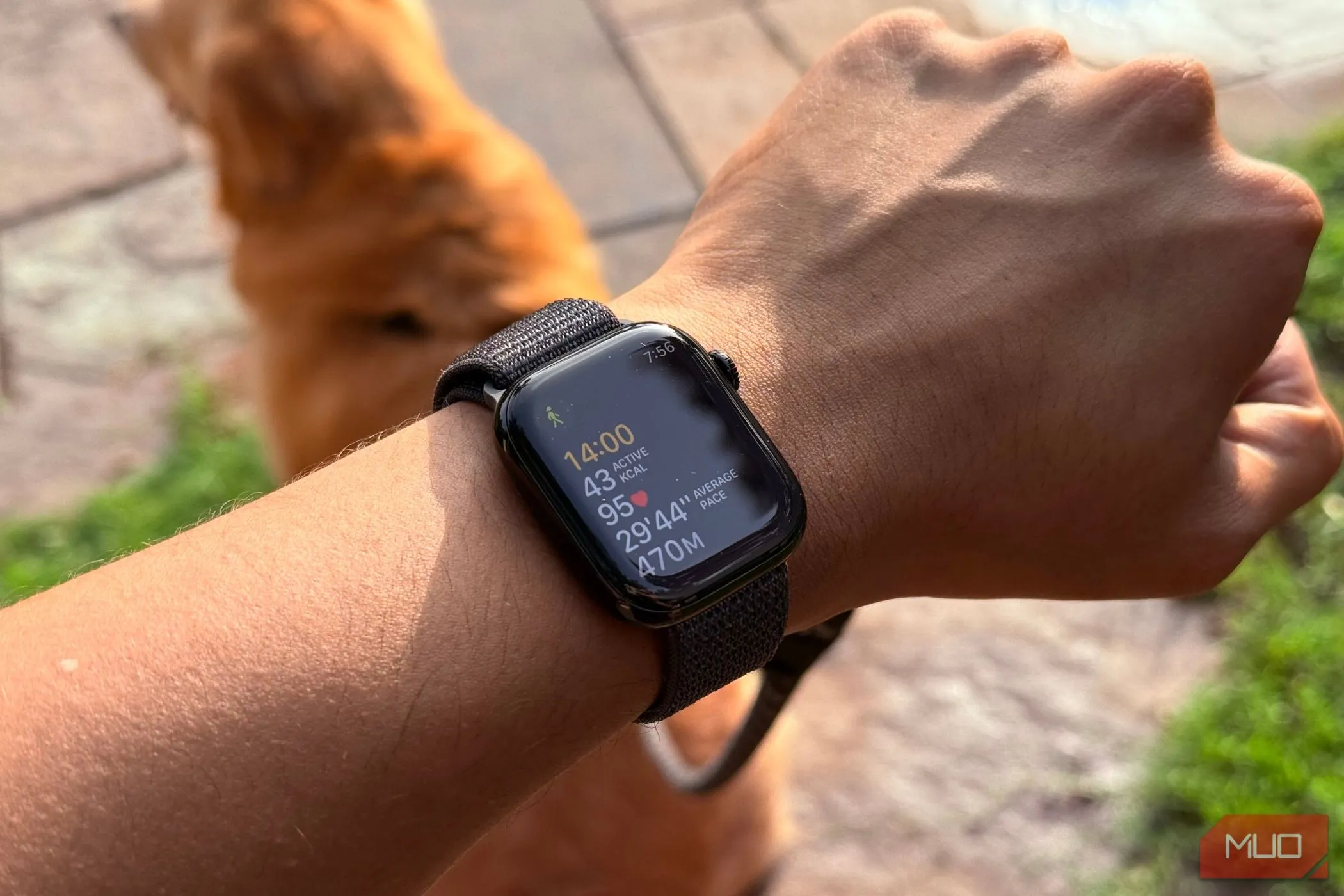 Người đàn ông đeo Apple Watch trên cổ tay với màn hình hiển thị dữ liệu và thống kê từ ứng dụng tập luyện
