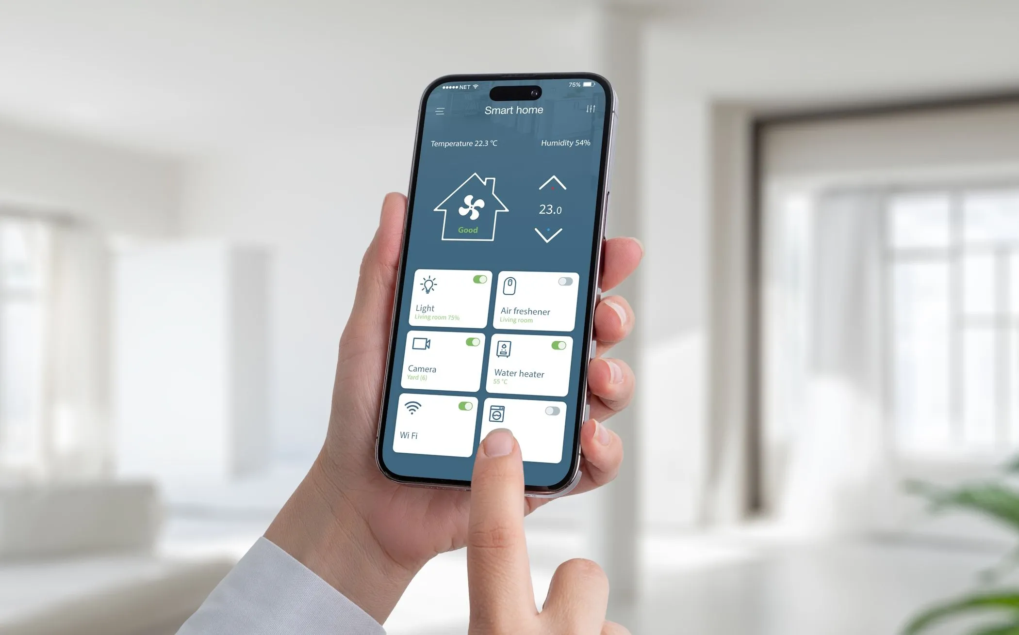 Người đàn ông dùng iPhone điều khiển thiết bị nhà thông minh