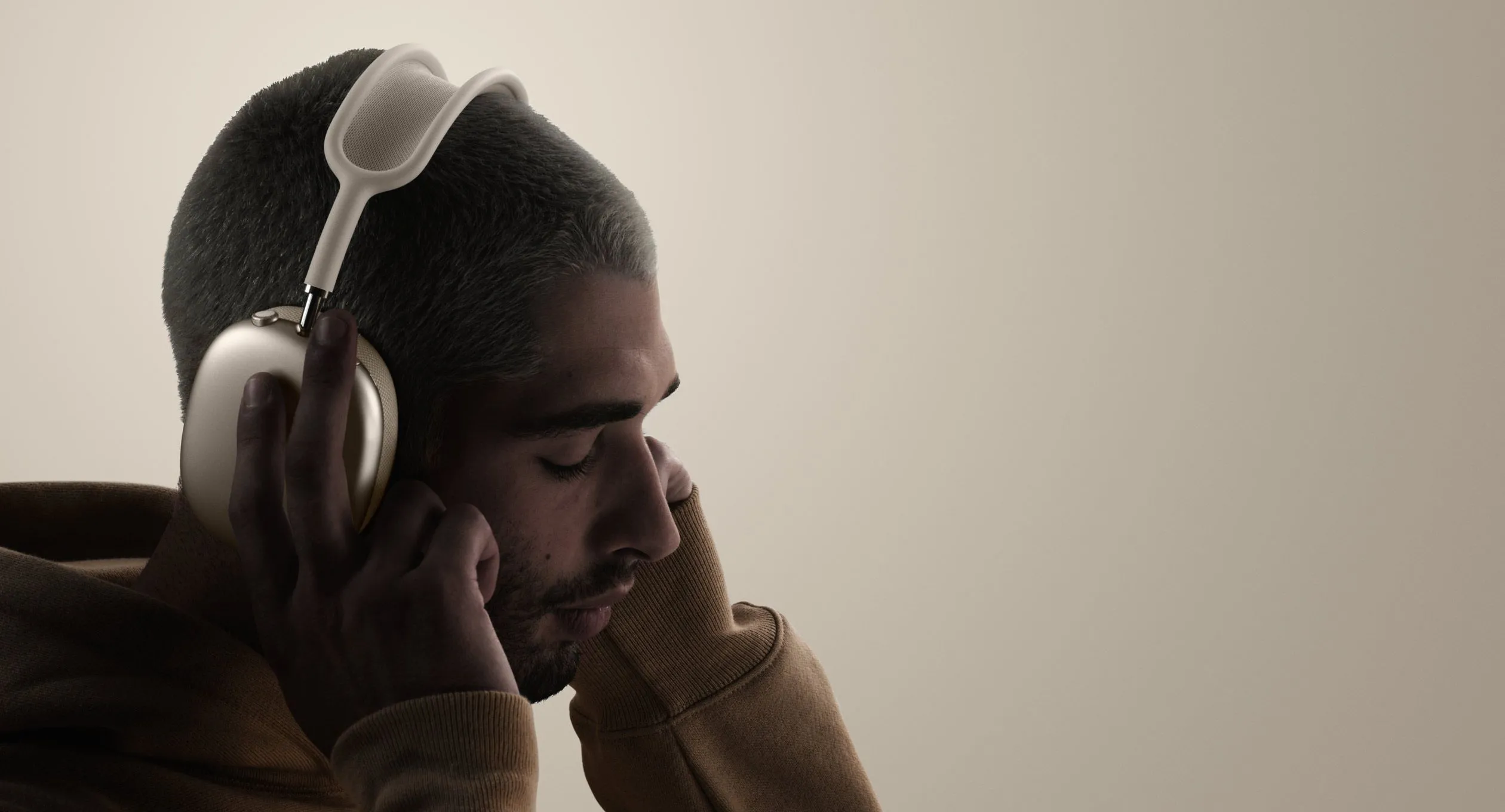 Người đang đeo tai nghe AirPods Max màu xanh dương