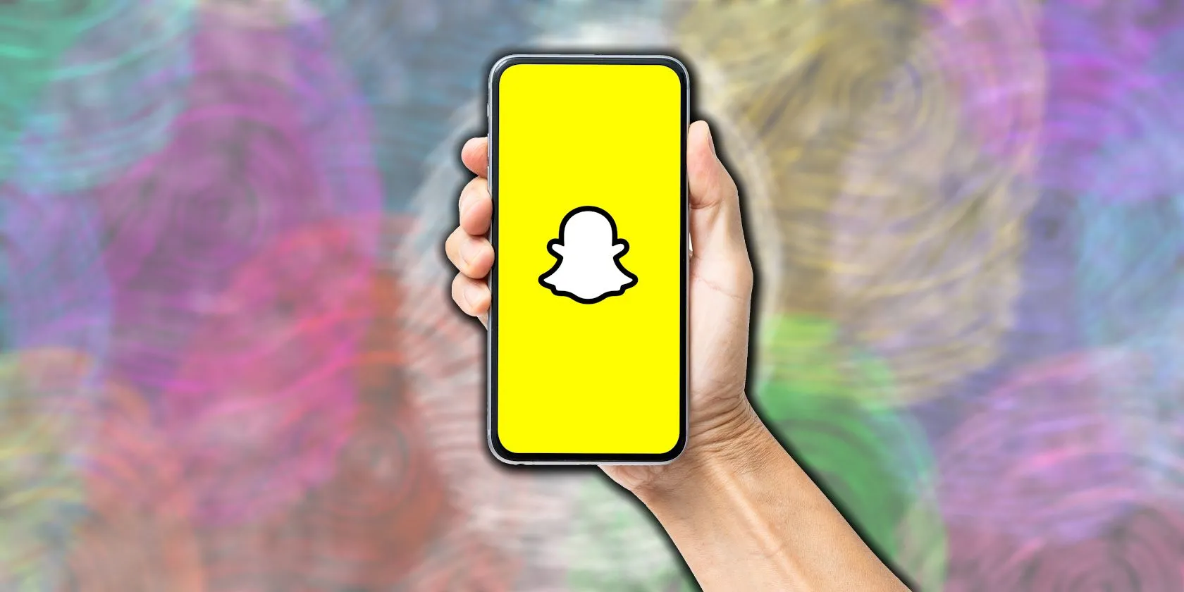 Người dùng cầm điện thoại hiển thị giao diện Snapchat, đại diện cho việc ứng dụng thu thập thông tin cá nhân