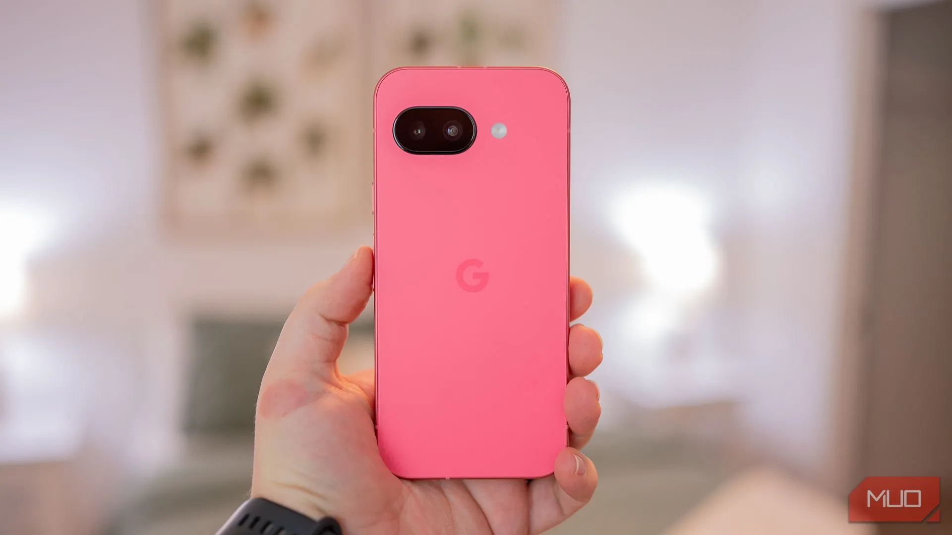 Người dùng cầm Google Pixel 9a hiển thị mặt lưng