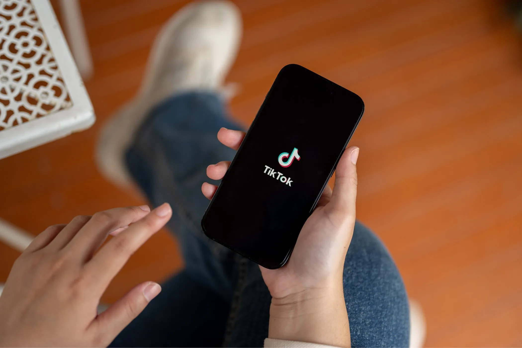 Người dùng đang cầm điện thoại với ứng dụng TikTok mở, minh họa việc thu thập dữ liệu người dùng