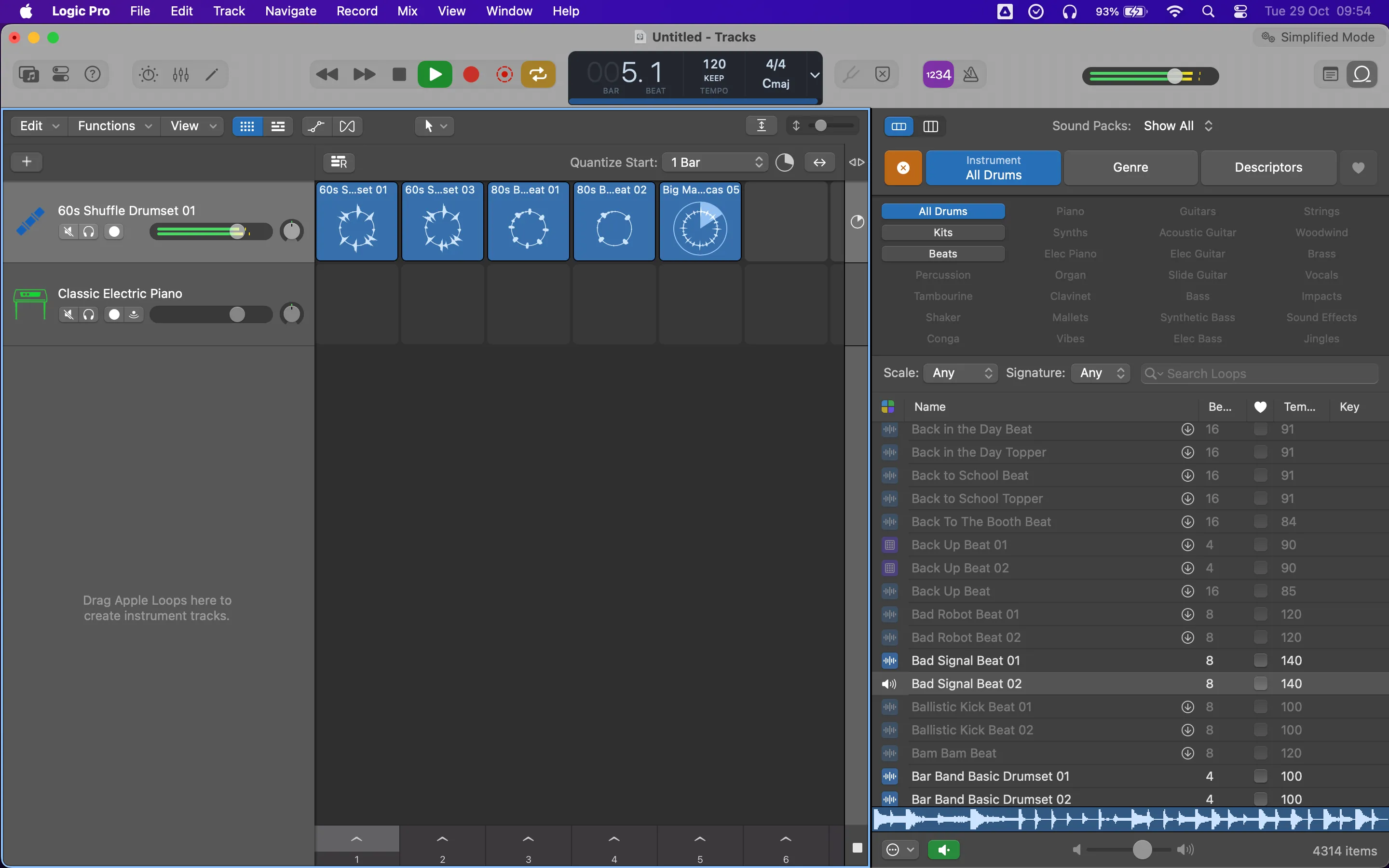 Người dùng đang làm việc với dự án nhạc trên Logic Pro Mac