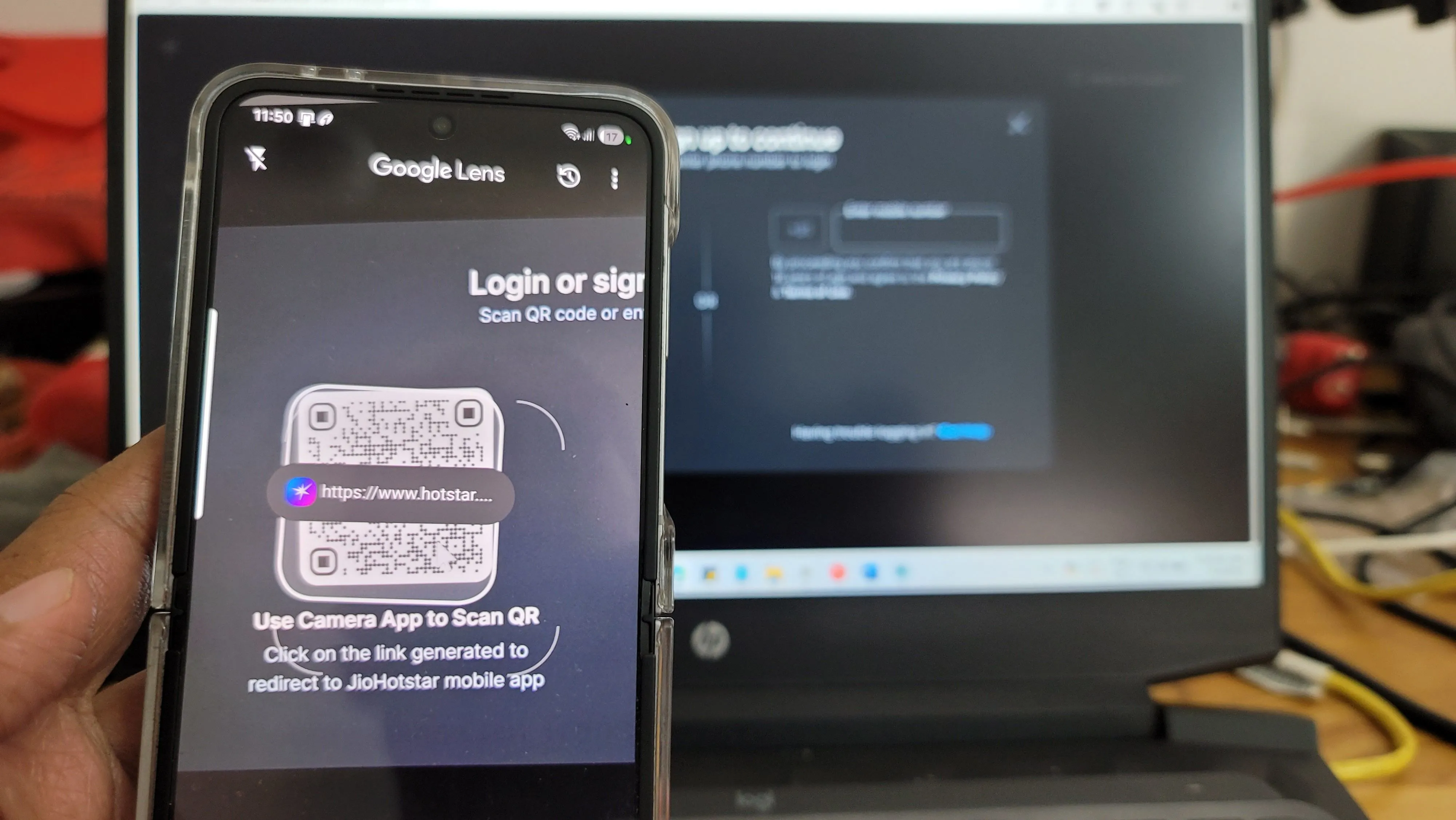 Người dùng đang sử dụng Google Lens để quét mã QR trên điện thoại thông minh
