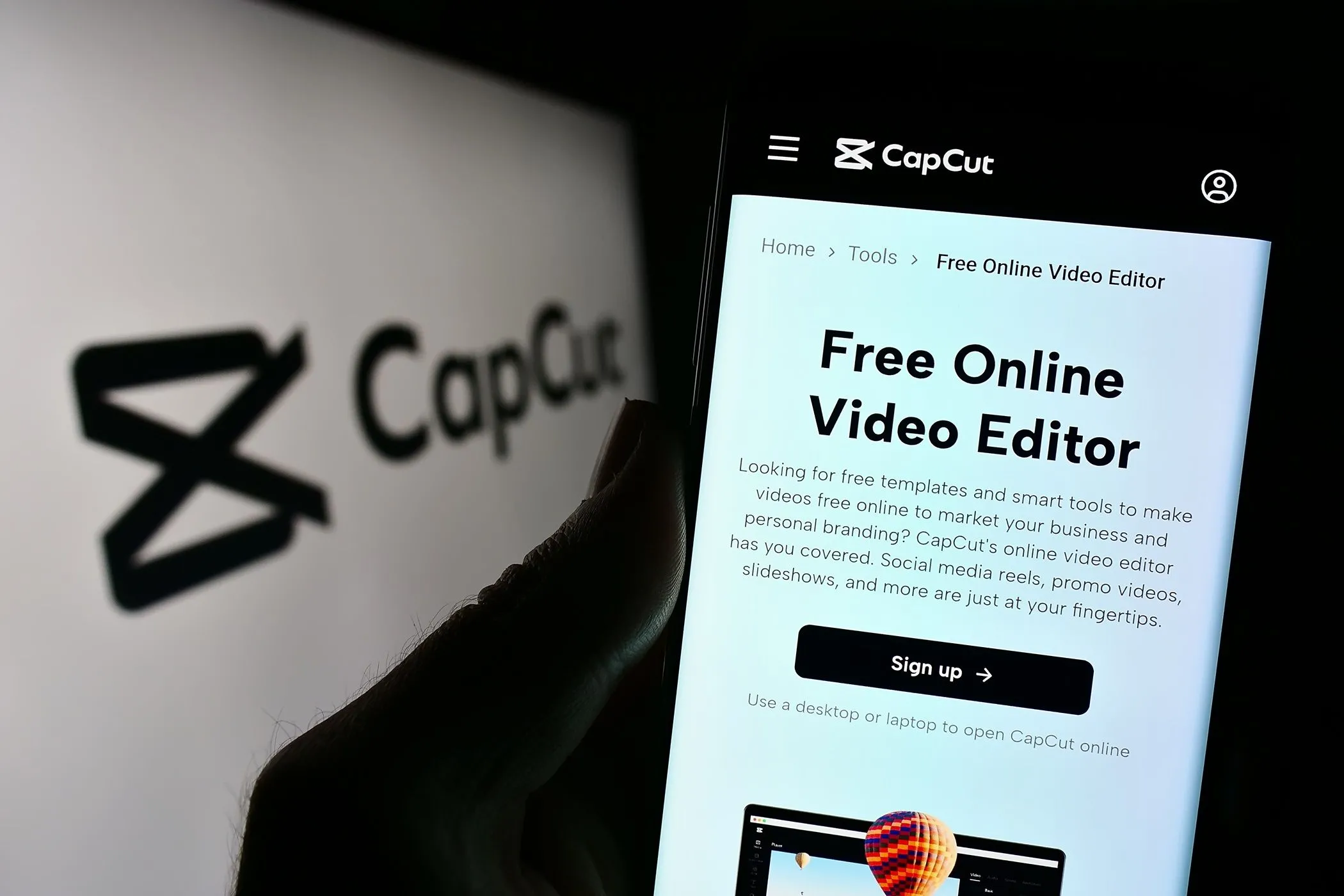 Người dùng đang thao tác chỉnh sửa video trên ứng dụng CapCut, đối thủ cạnh tranh chính của Meta Edits.