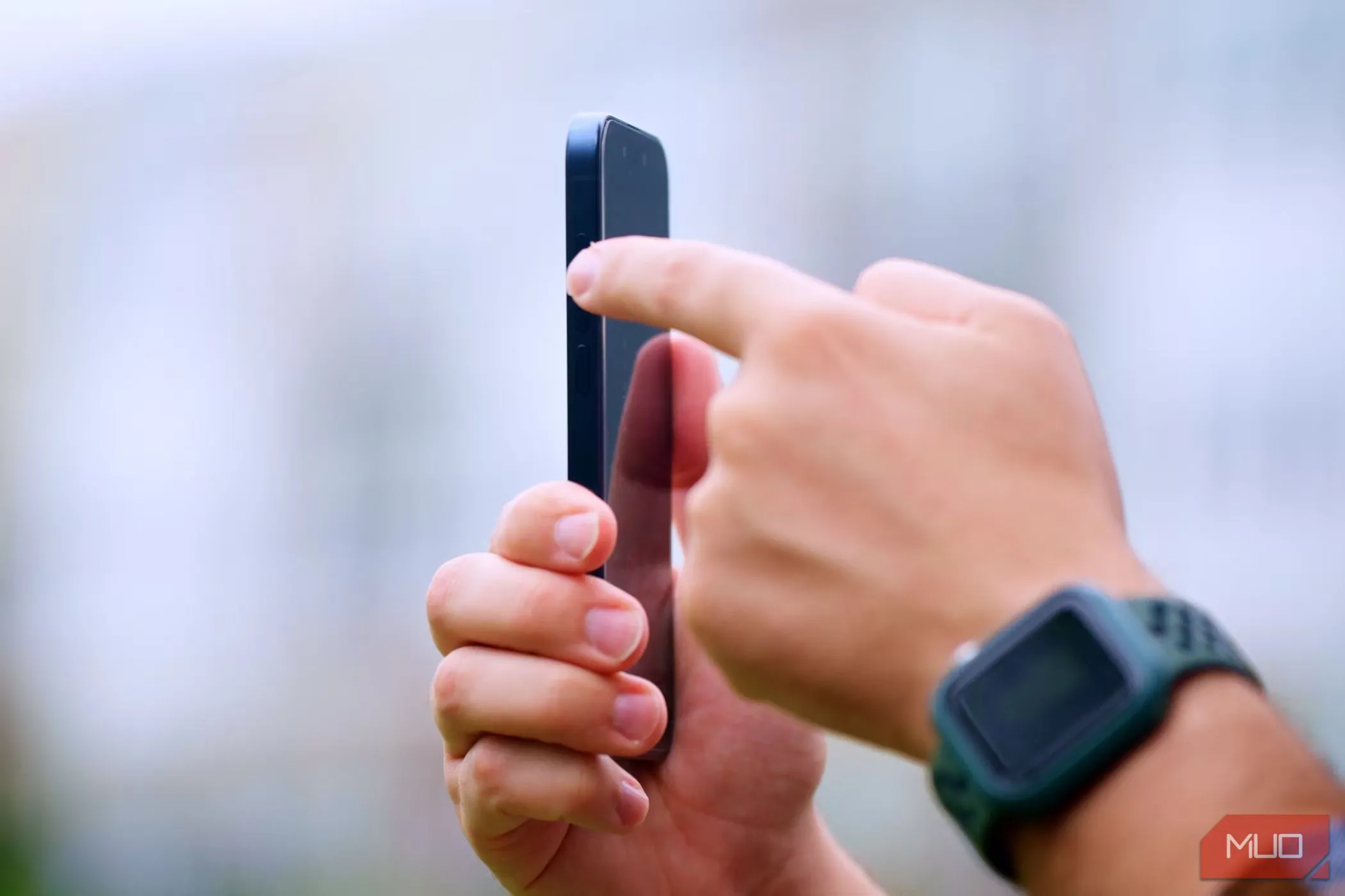 Người dùng đang tương tác với Nút Hành động trên iPhone 15 Pro, tính năng tùy chỉnh tương tự trên các mẫu điện thoại mới
