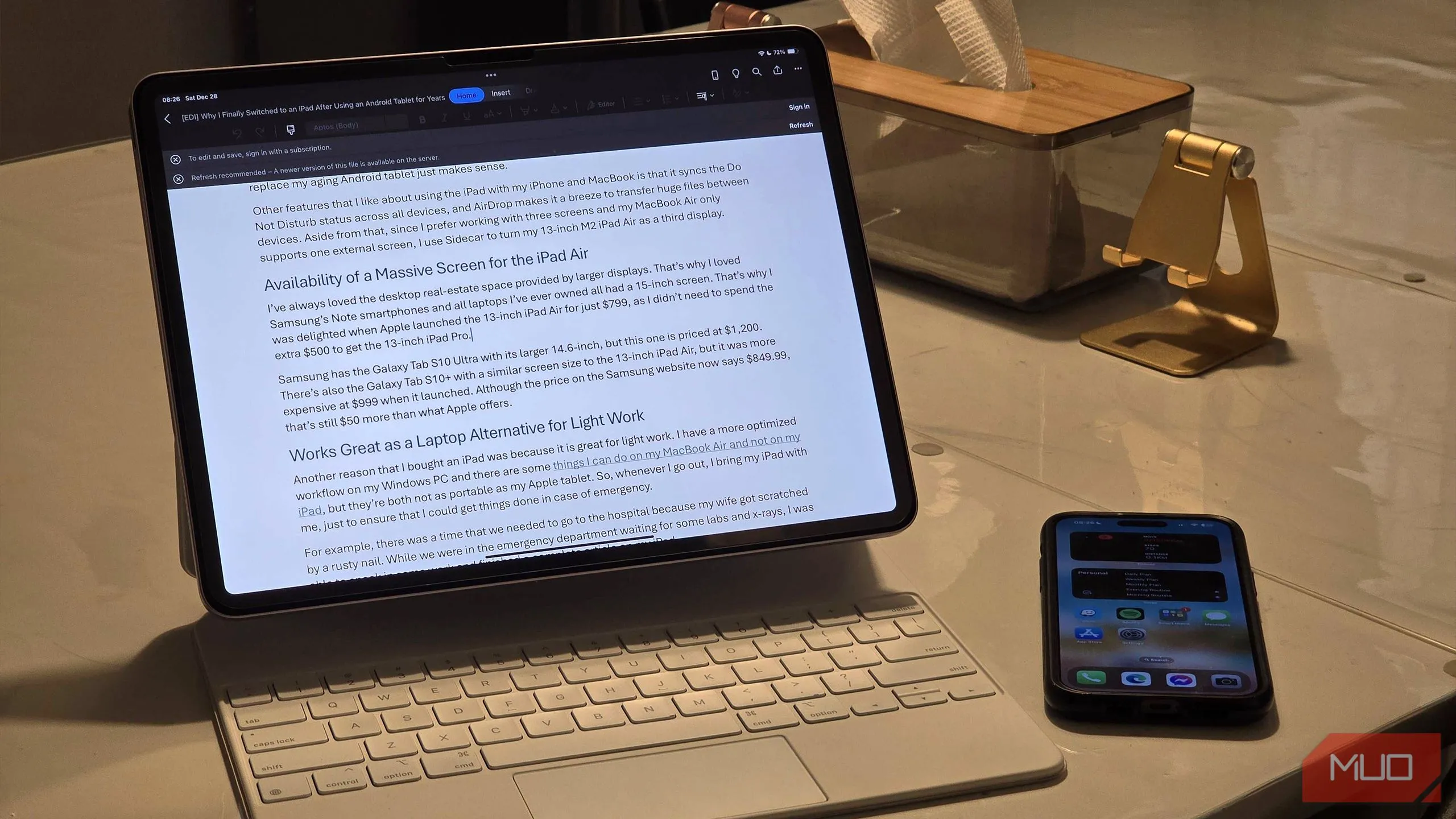 Người dùng làm việc hiệu quả trên iPad Air, tận dụng tính di động để xử lý công việc mọi lúc mọi nơi