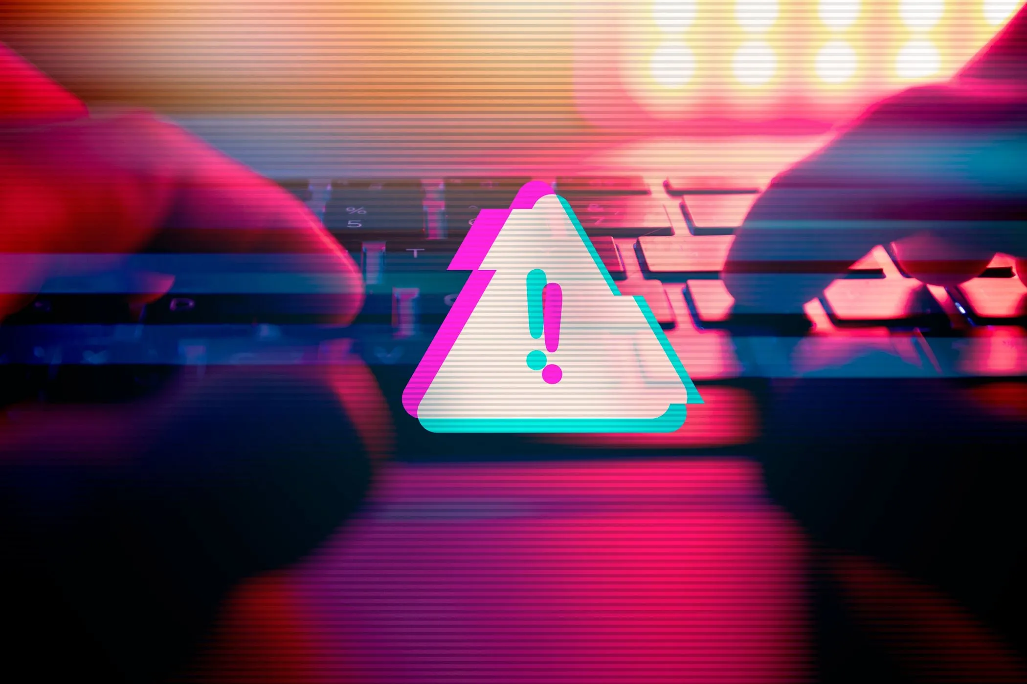 Người dùng máy tính xách tay nhìn thấy cảnh báo malware lớn trên màn hình