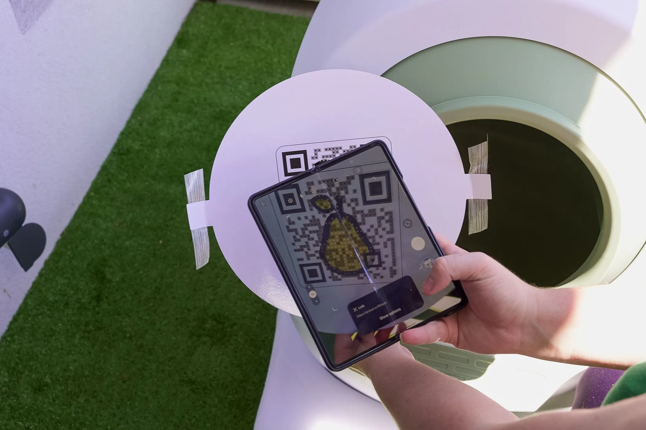 Người dùng quét mã QR tại Loo Too