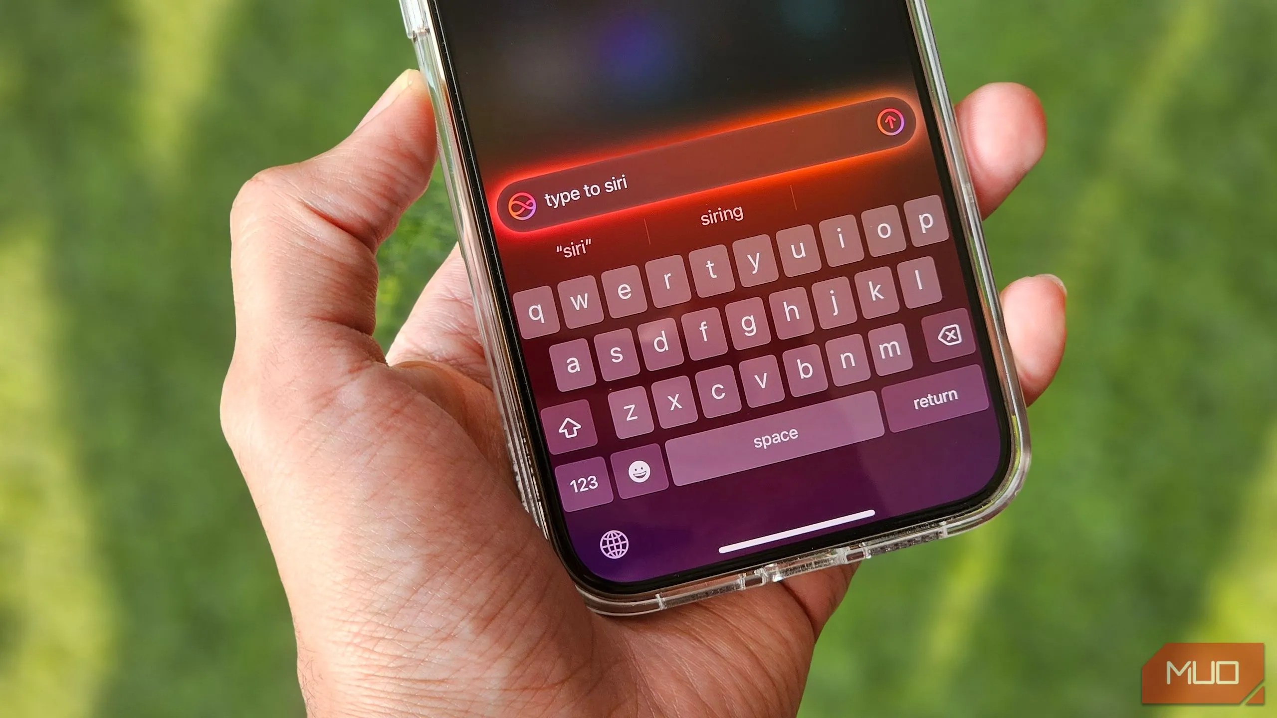 Người dùng sử dụng tính năng gõ văn bản để tương tác với Siri trên iPhone.