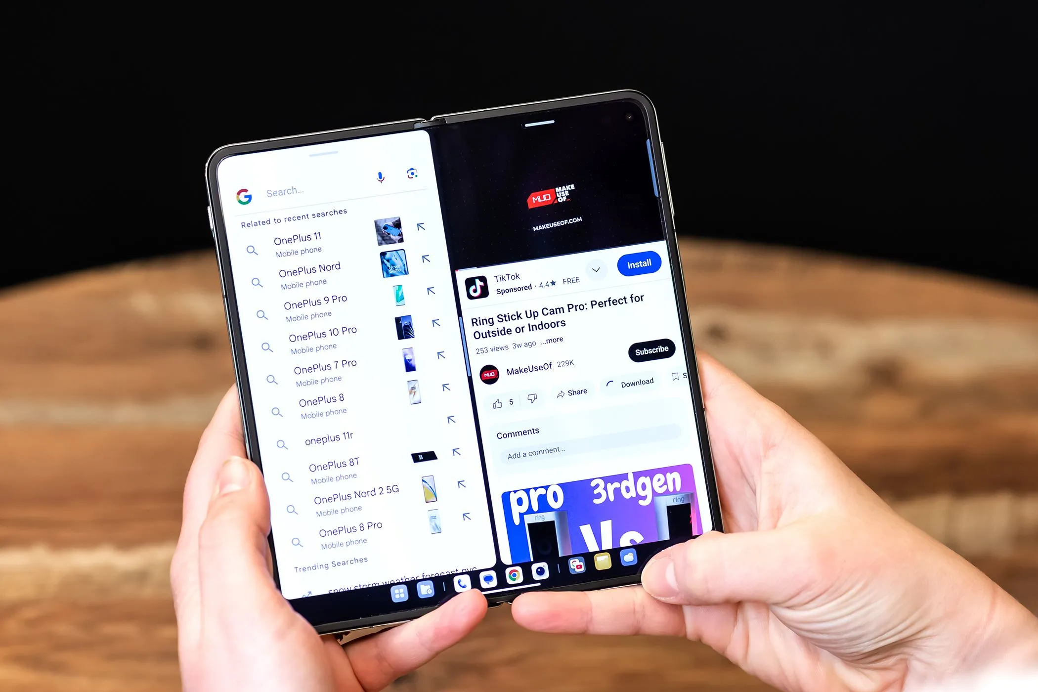 Người dùng thao tác trên màn hình OnePlus Open ở chế độ chia đôi màn hình, minh họa việc tối ưu ứng dụng trên điện thoại gập.