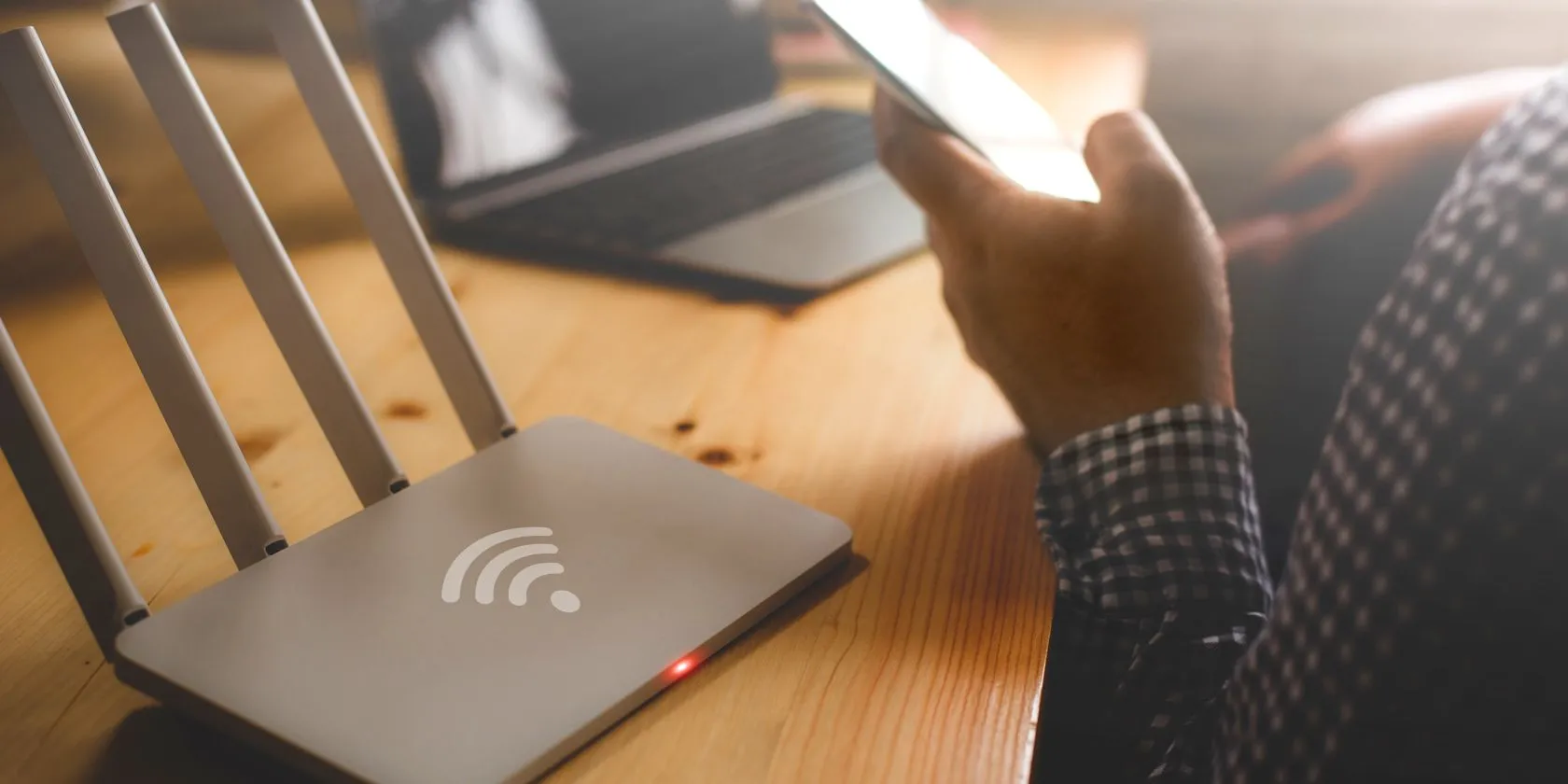 Người dùng truy cập bộ định tuyến Wi-Fi qua điện thoại để cài đặt DNS
