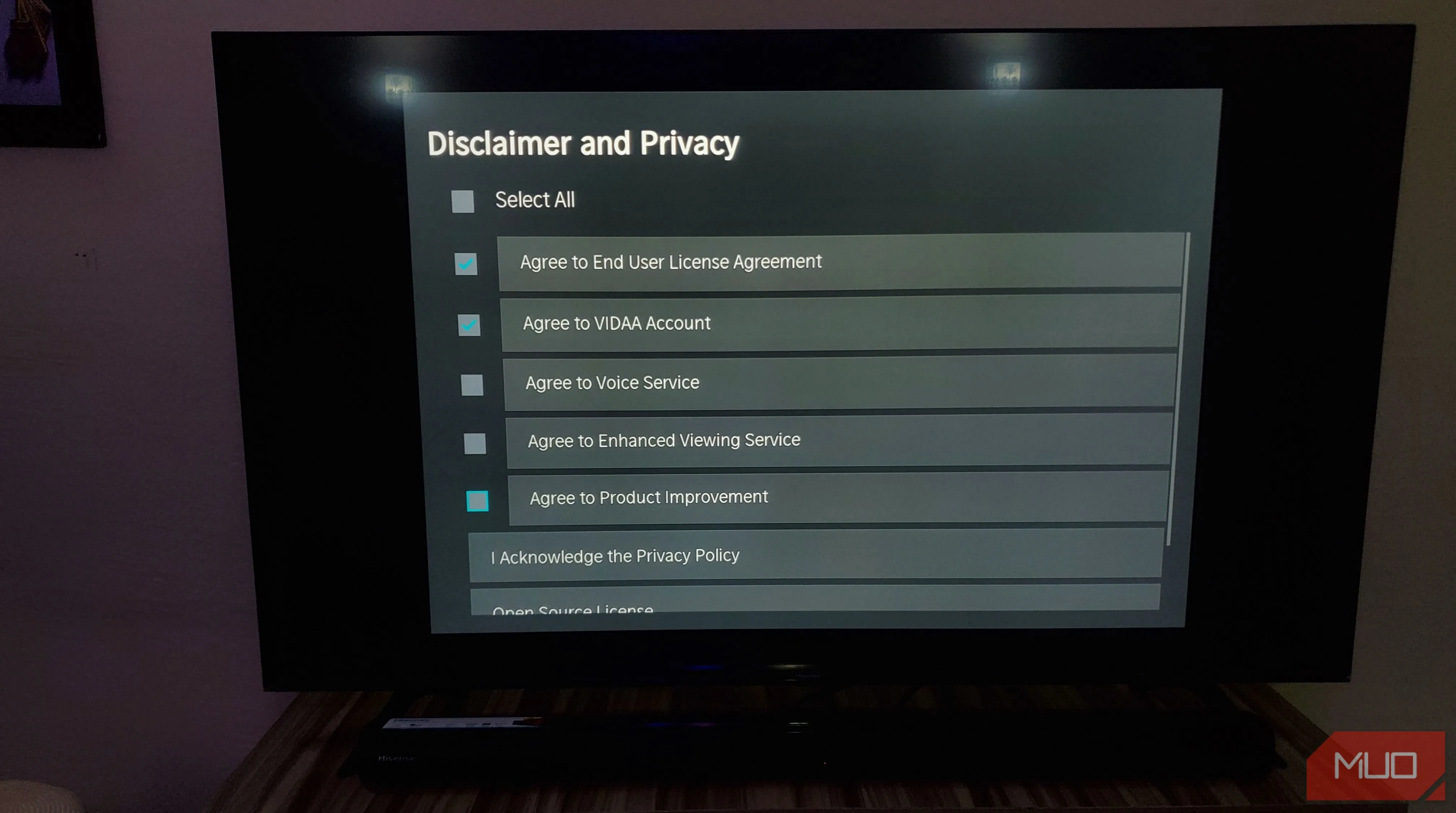 Người dùng xem lại điều khoản quyền riêng tư và chính sách bảo mật trên Smart TV.