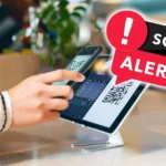 Người phụ nữ đang quét mã QR trên máy quét, minh họa cho nguy cơ lừa đảo mã QR code ảnh hưởng đến bảo mật eSIM.