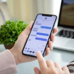 Người phụ nữ dùng iMessage trên iPhone