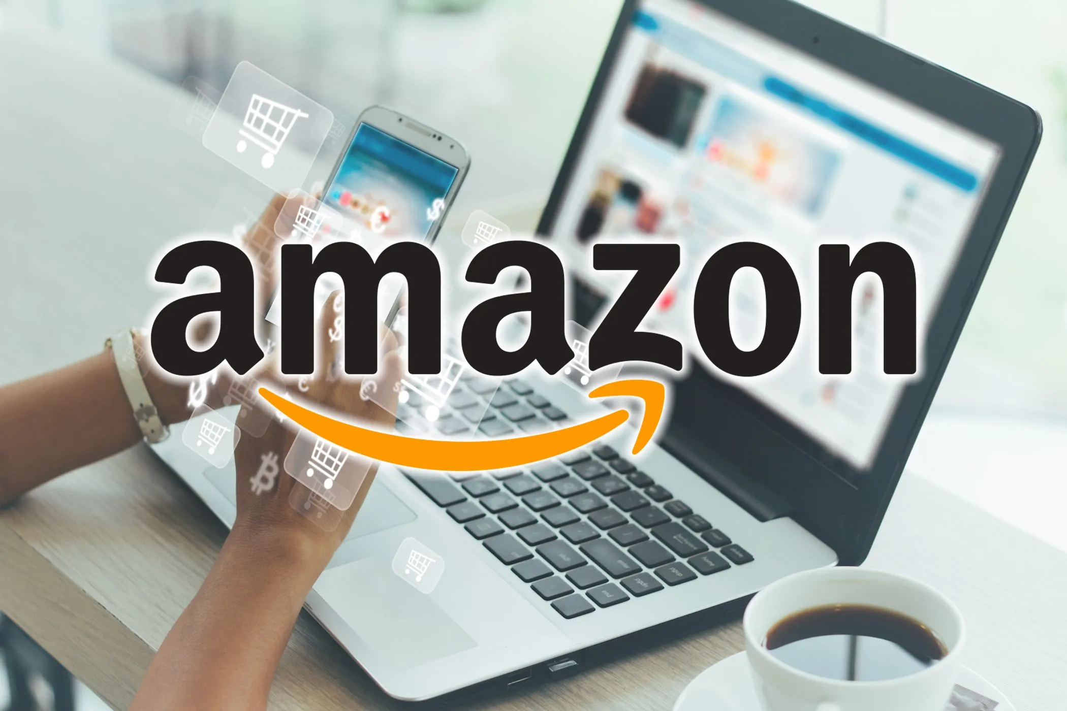Người phụ nữ mua sắm trực tuyến trên laptop với logo Amazon, minh họa hoạt động thu thập dữ liệu khách hàng