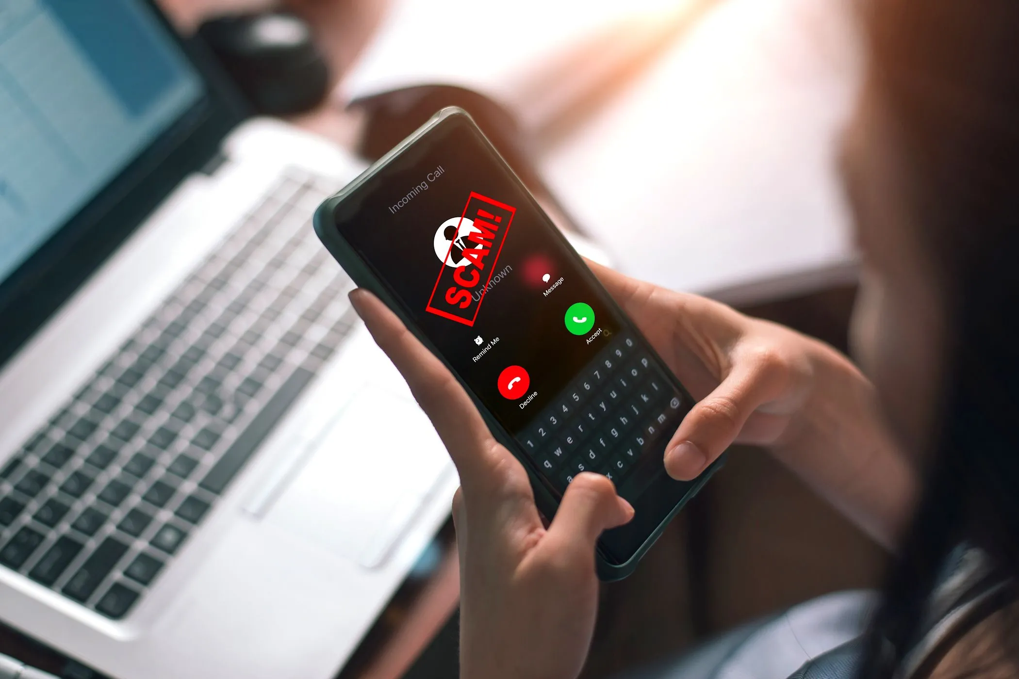 Người phụ nữ nhận cuộc gọi đáng ngờ trên điện thoại di động với cảnh báo lừa đảo