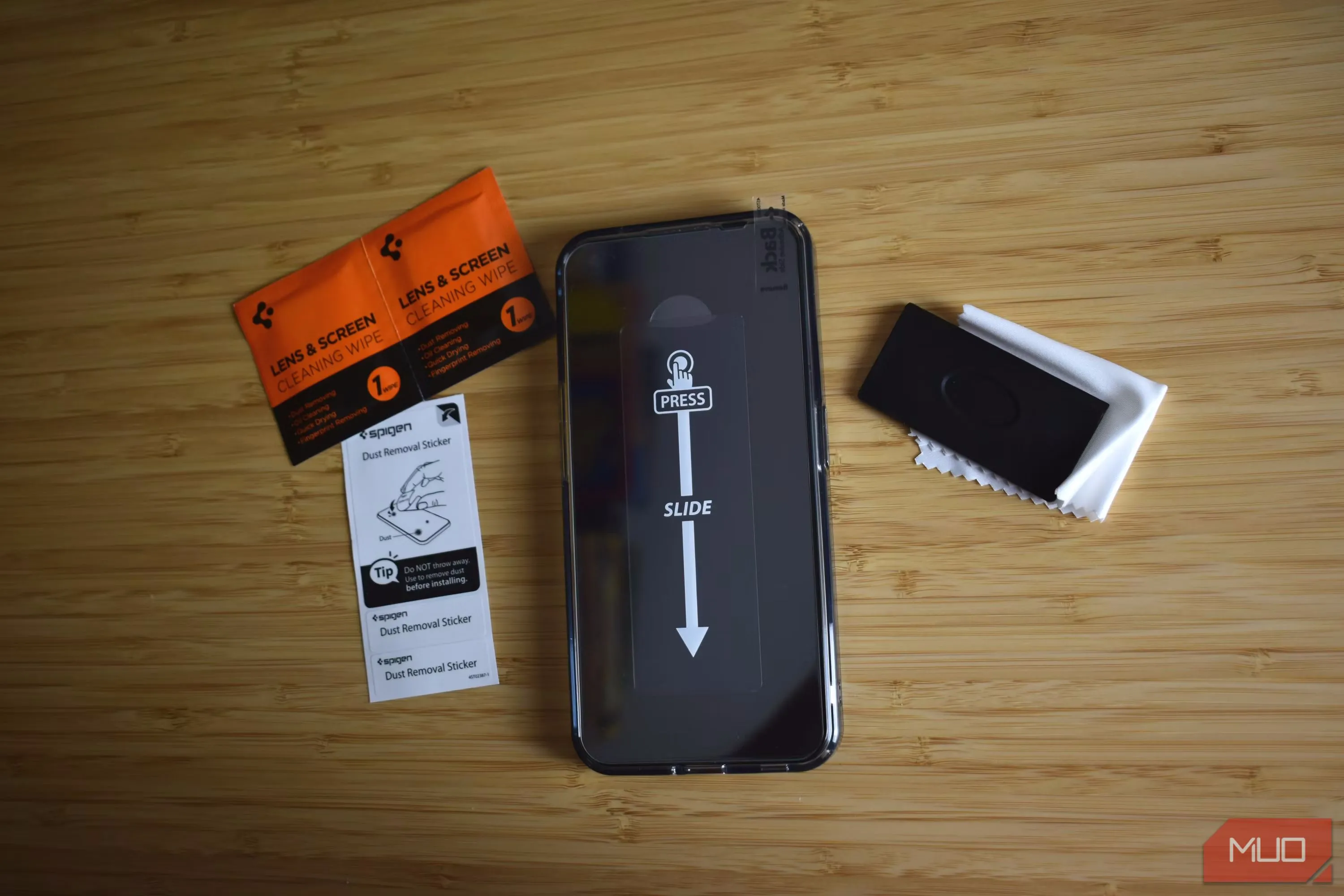 Nothing Phone trên bàn với miếng dán màn hình mới