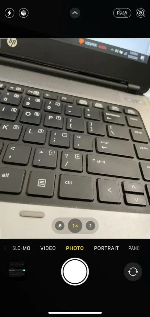 Nút bật chế độ RAW trong ứng dụng Camera của iPhone