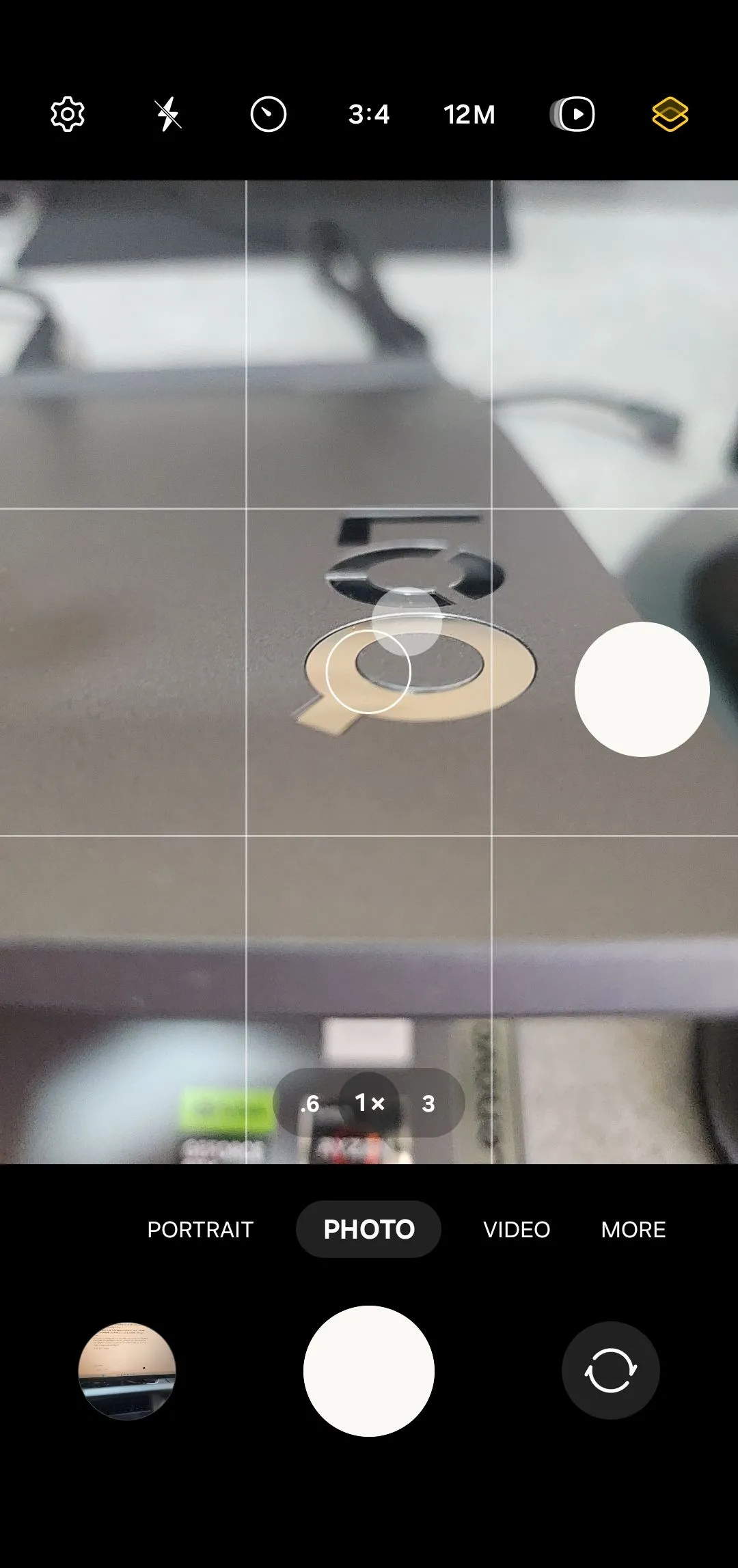Nút chụp nổi trong ứng dụng Camera Samsung