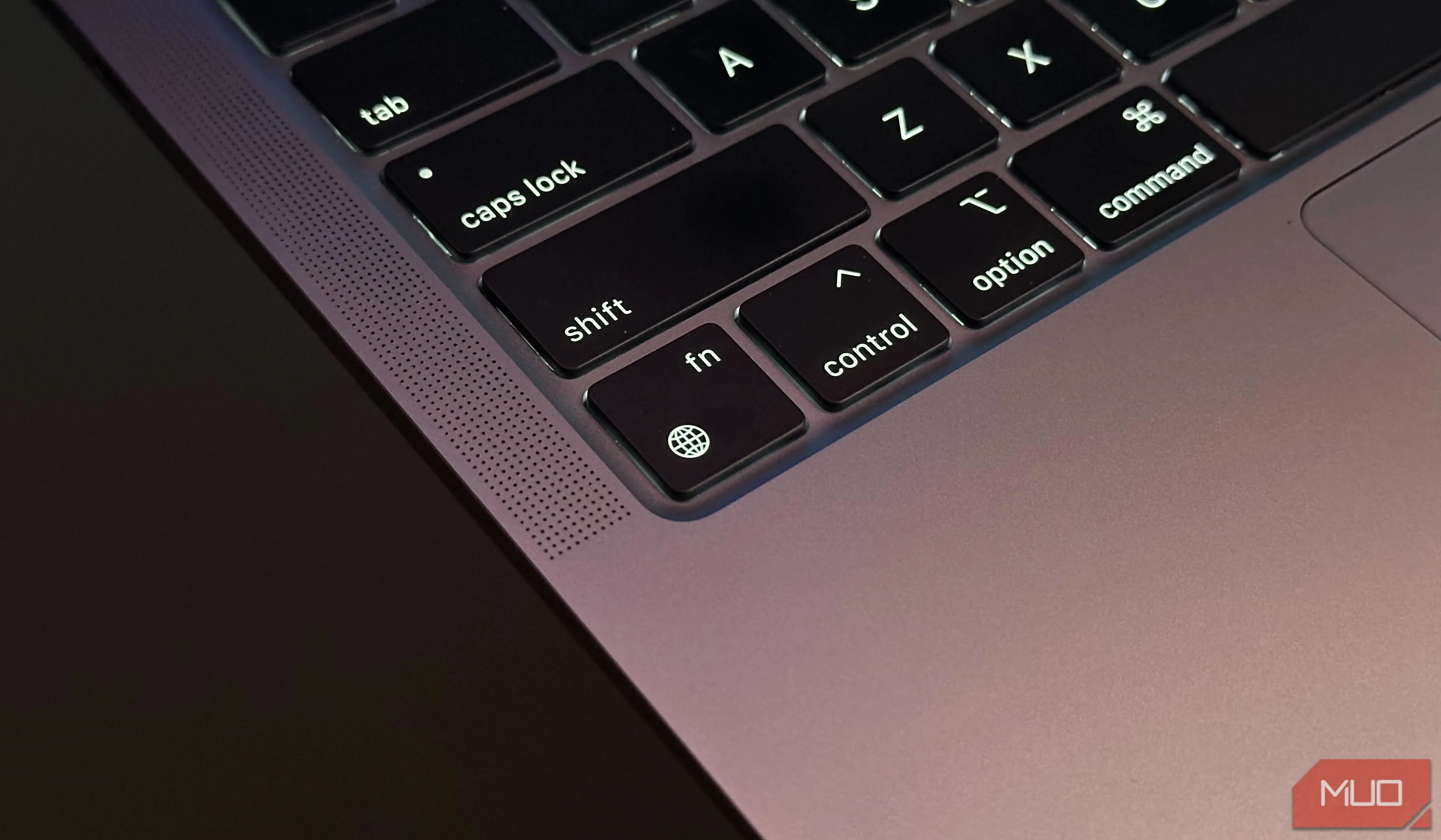 Nút Function hoặc Globe key trên bàn phím MacBook với thiết kế hiện đại