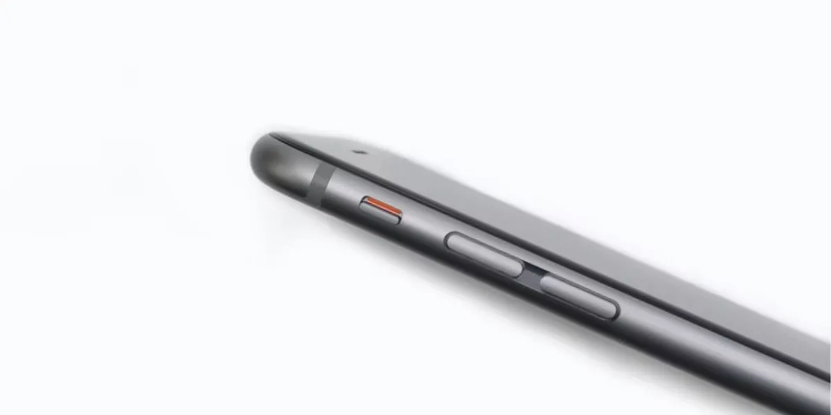 Nút gạt im lặng hoặc nút Tác vụ (Action Button) trên iPhone để tắt âm thanh mặc định