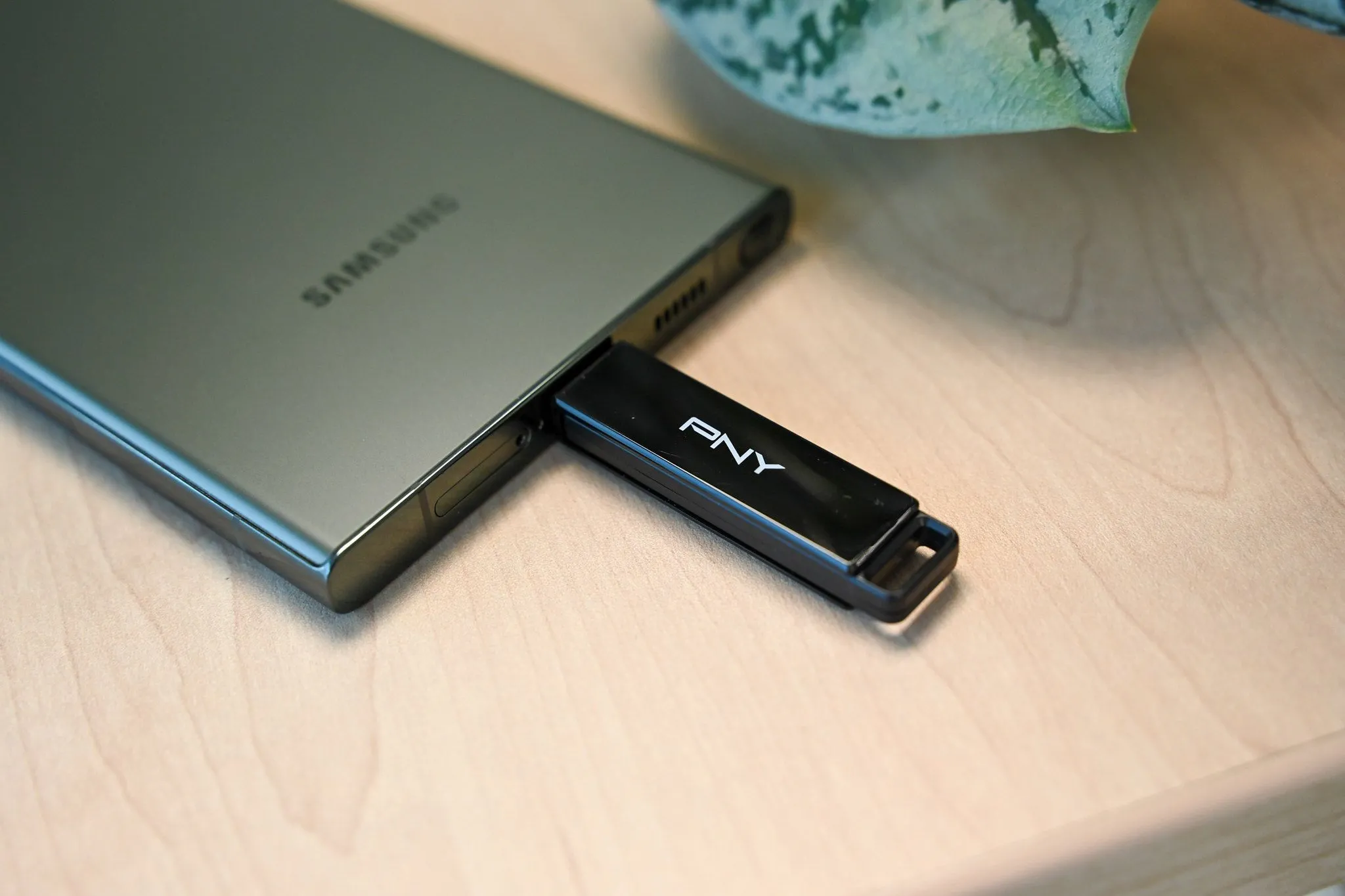 Ổ đĩa flash PNY Elite X Type C cắm vào điện thoại Samsung
