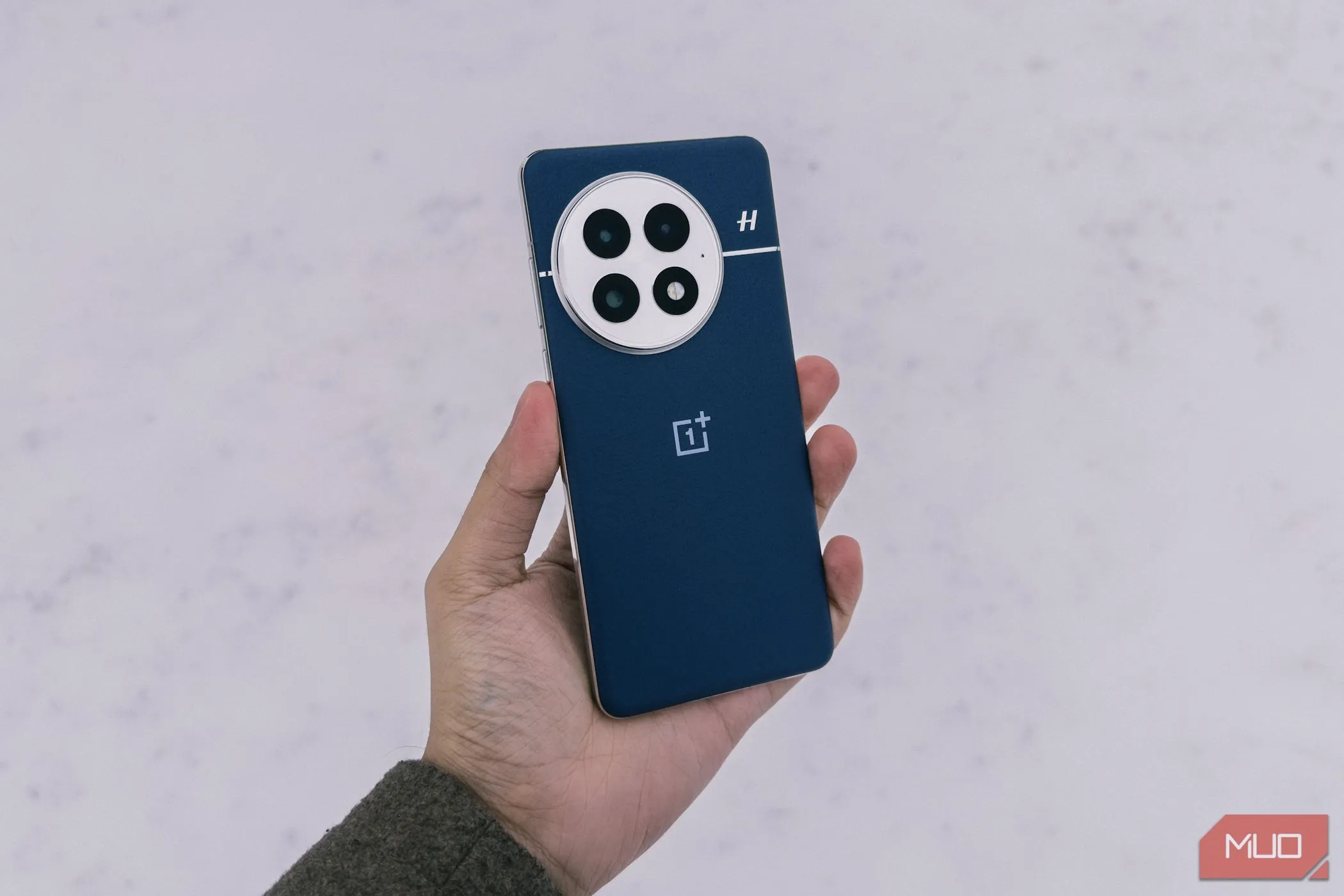 OnePlus 13 cầm trên tay giữa bối cảnh tuyết trắng, gợi lên độ bền và khả năng chống chịu điều kiện môi trường